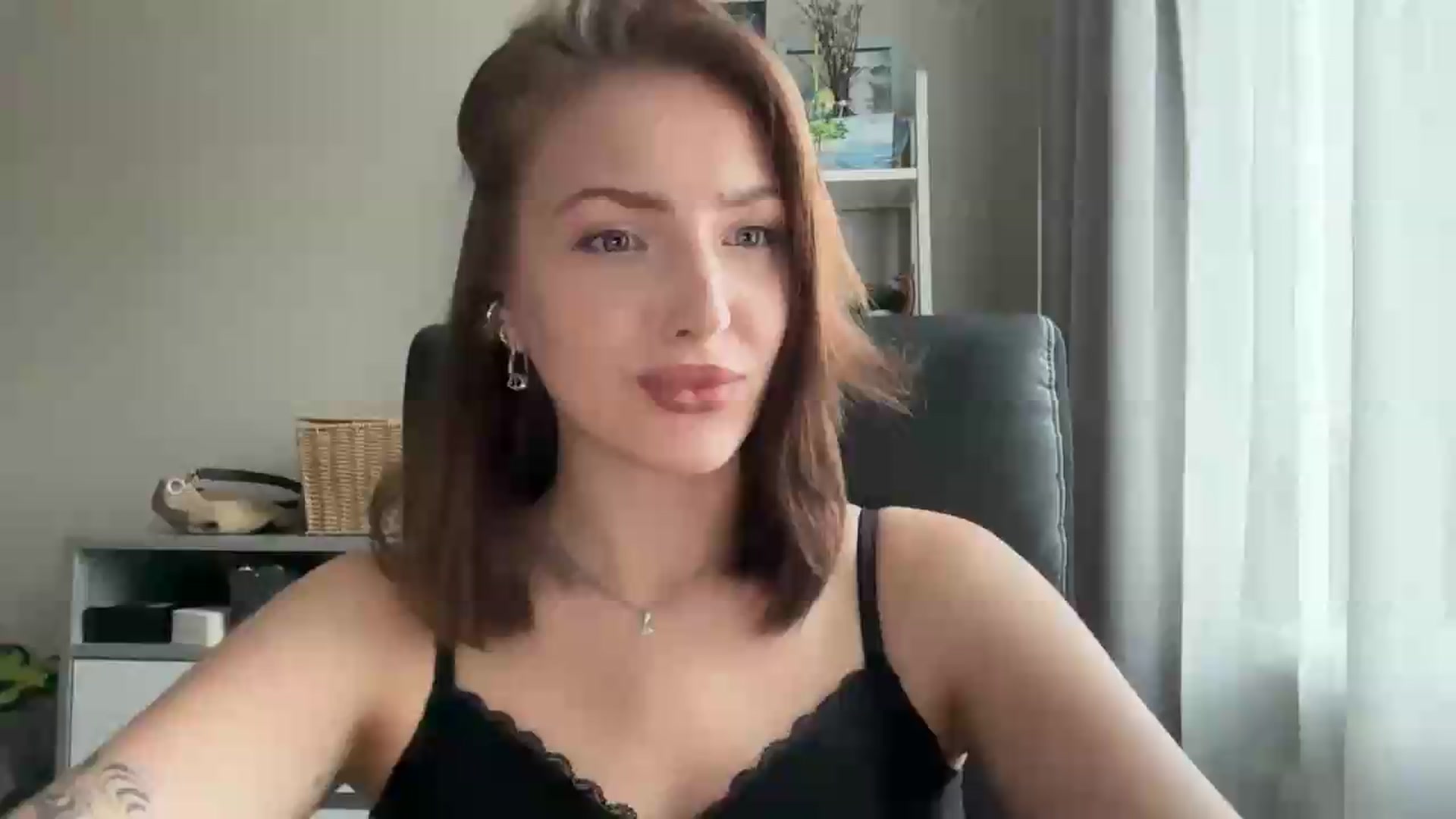 Gallery image thumbnail from Di_Pearl's myfreecams stream on, 07/11/2026, 15:07 image 14 of 20