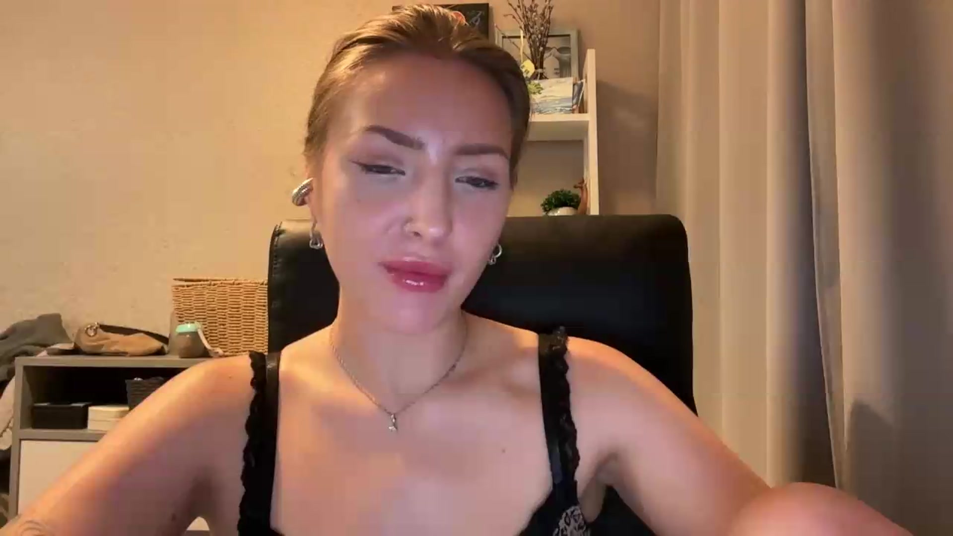 Gallery image thumbnail from Di_Pearl's myfreecams stream on, 07/13/2026, 20:14 image 18 of 20