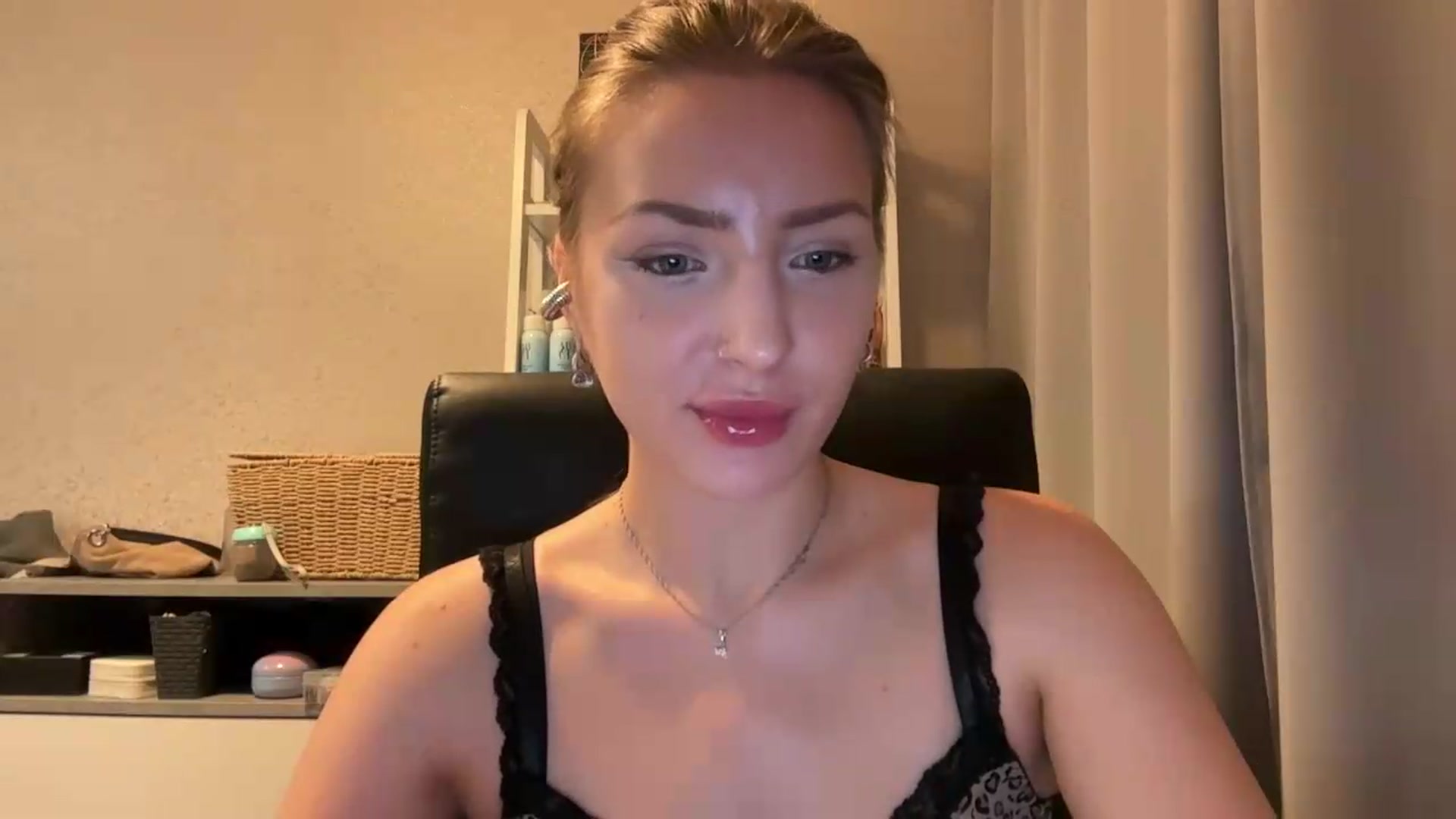 Gallery image thumbnail from Di_Pearl's myfreecams stream on, 07/13/2026, 20:14 image 2 of 20