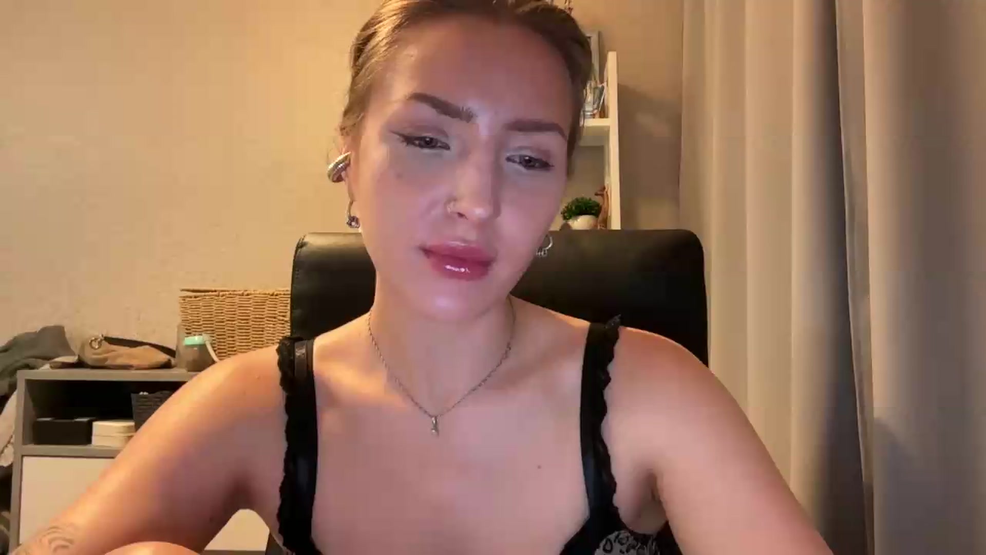 Gallery image thumbnail from Di_Pearl's myfreecams stream on, 07/13/2026, 20:14 image 20 of 20