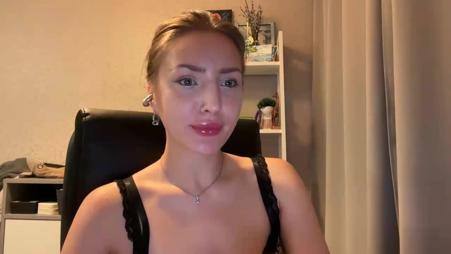 Gallery image thumbnail from Di_Pearl's myfreecams stream on, 07/13/2026, 20:14 image 7 of 20