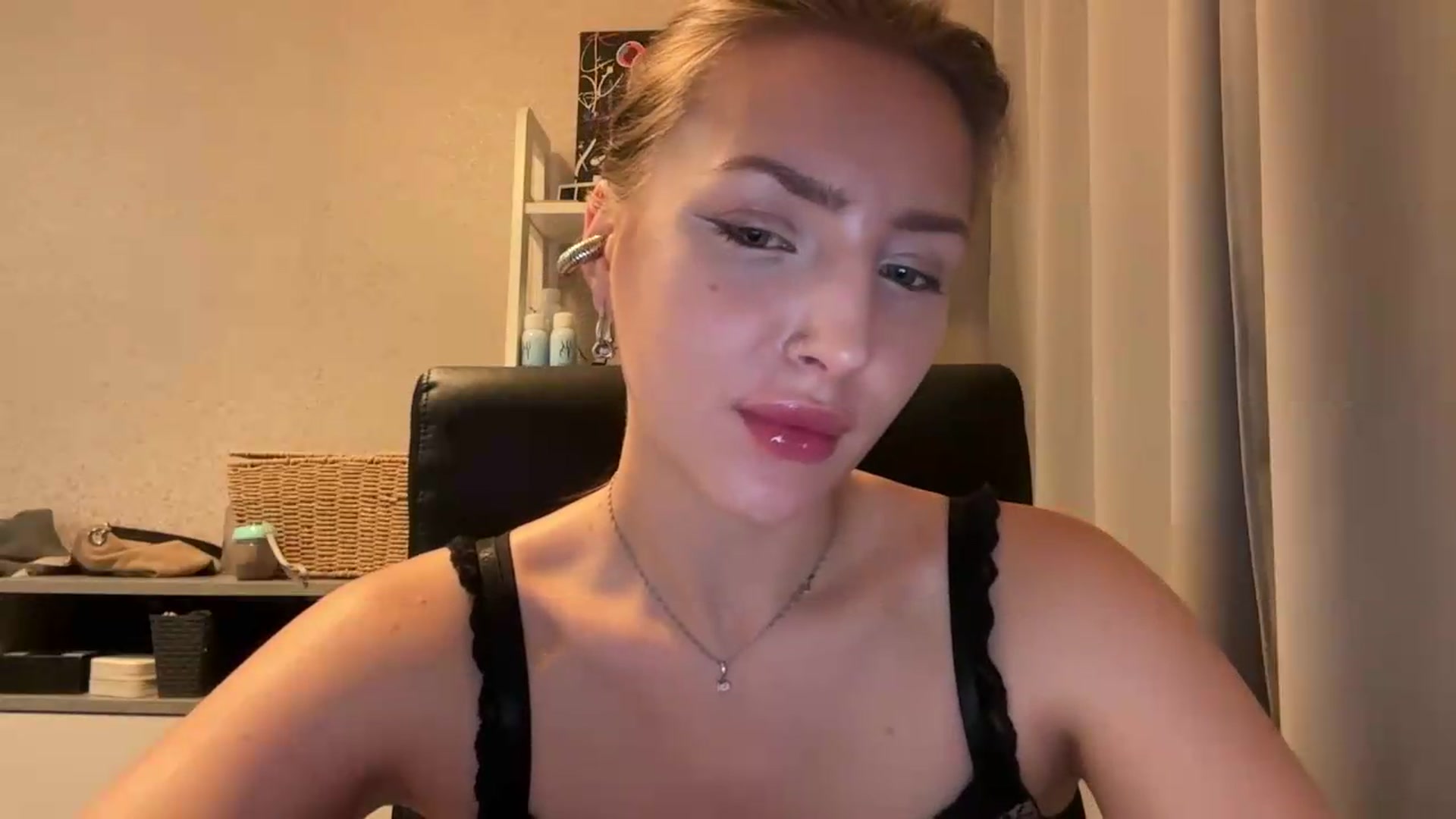 Gallery image thumbnail from Di_Pearl's myfreecams stream on, 07/13/2026, 20:14 image 4 of 20