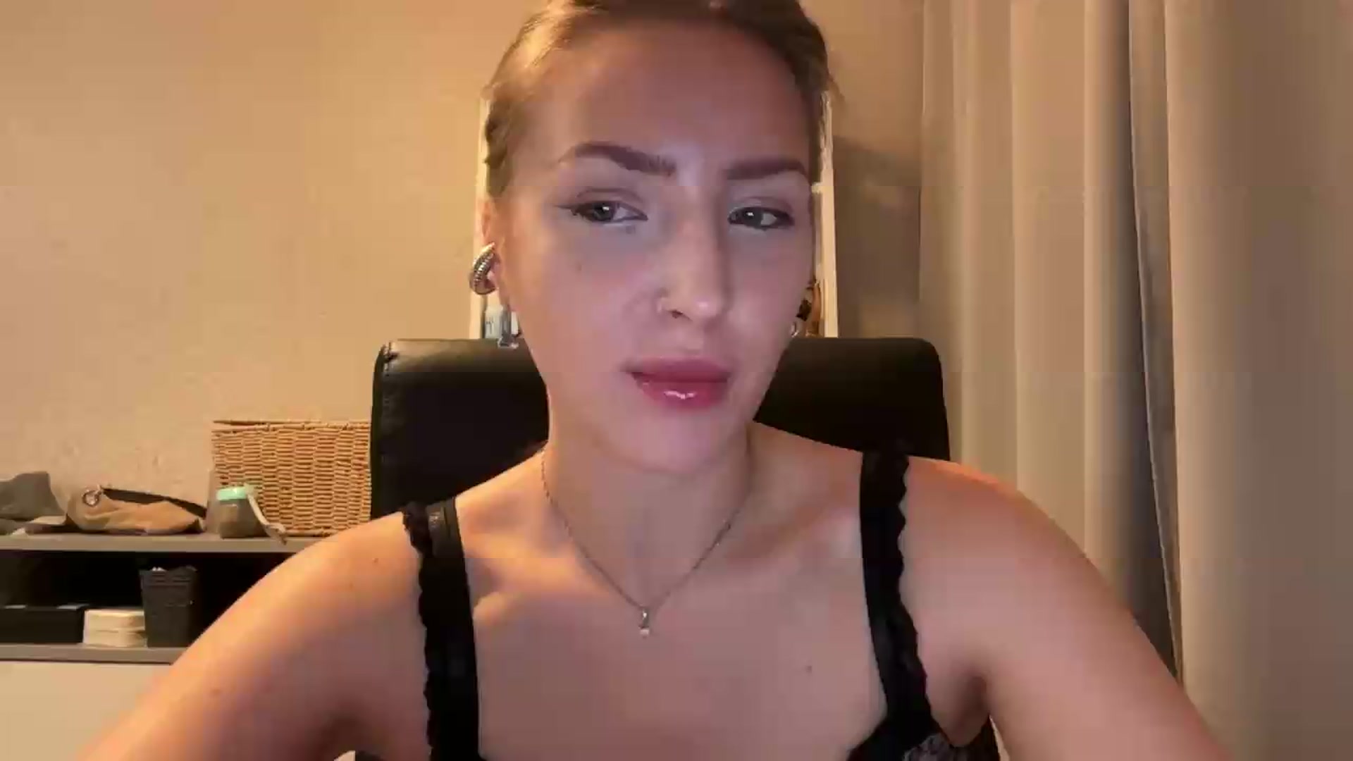 Gallery image thumbnail from Di_Pearl's myfreecams stream on, 07/13/2026, 20:14 image 1 of 20