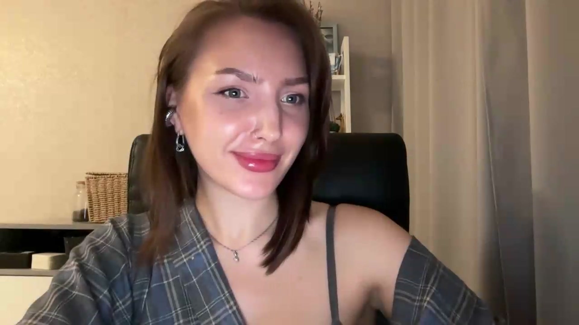 Gallery image thumbnail from Di_Pearl's myfreecams stream on, 07/16/2026, 22:07 image 13 of 20