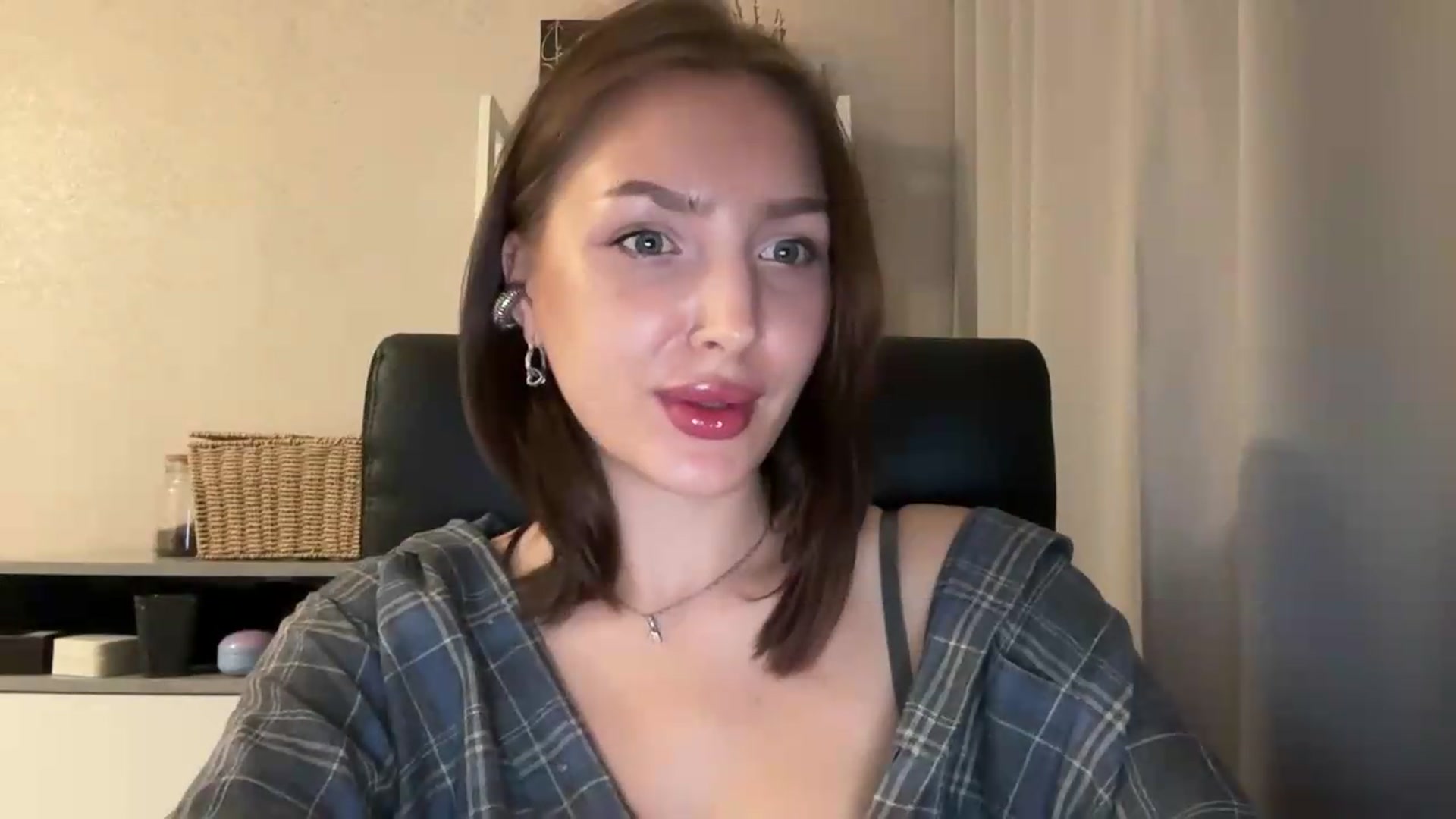 Gallery image thumbnail from Di_Pearl's myfreecams stream on, 07/16/2026, 22:07 image 2 of 20