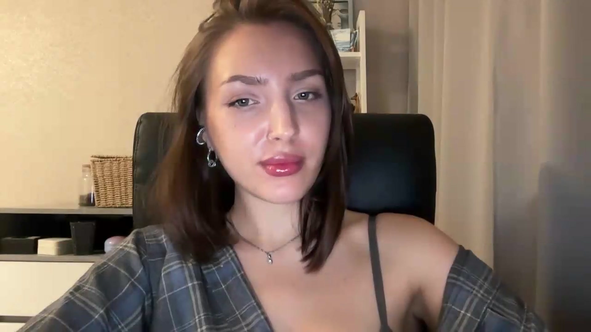 Gallery image thumbnail from Di_Pearl's myfreecams stream on, 07/16/2026, 22:07 image 4 of 20