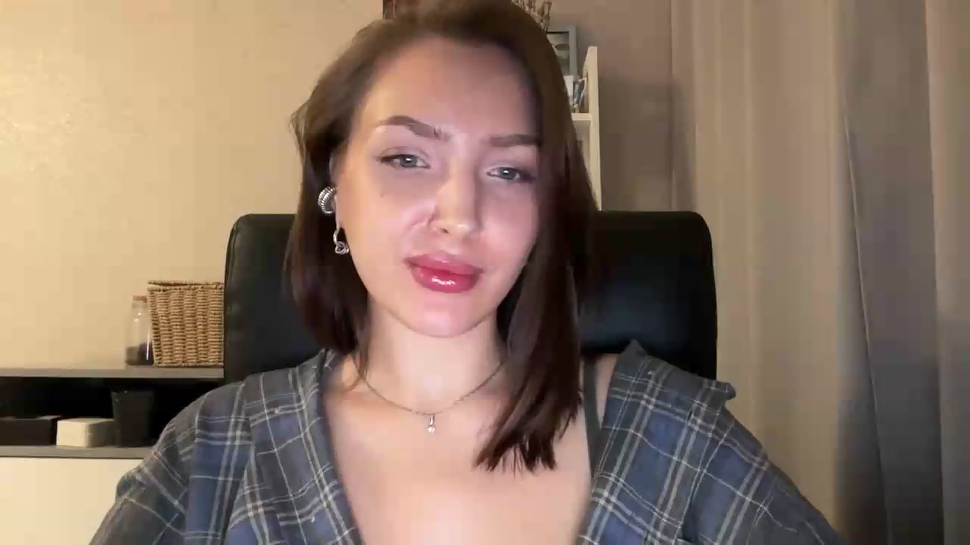 Gallery image thumbnail from Di_Pearl's myfreecams stream on, 07/16/2026, 22:07 image 15 of 20