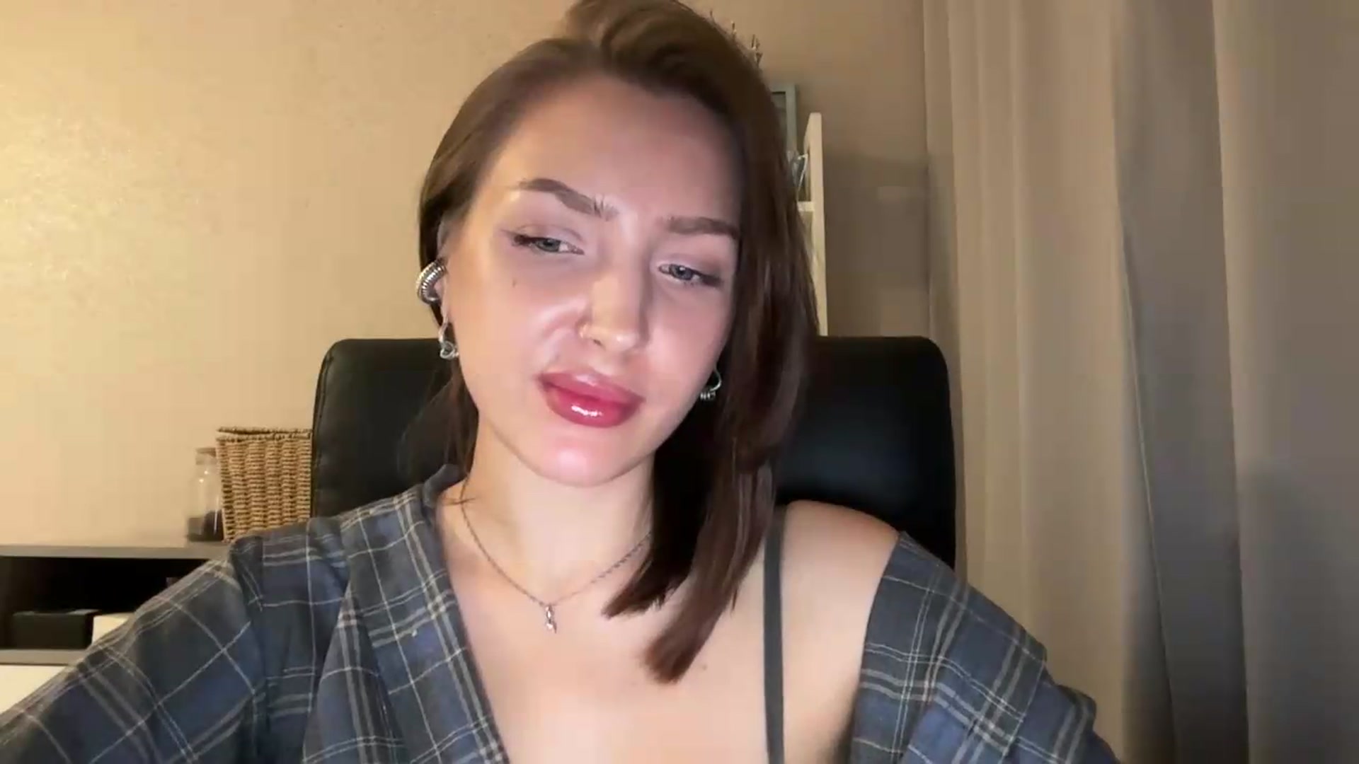 Gallery image thumbnail from Di_Pearl's myfreecams stream on, 07/16/2026, 22:07 image 9 of 20