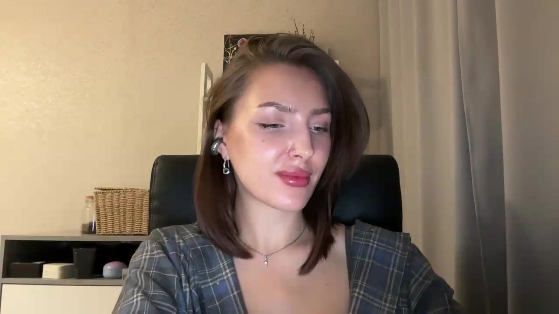 Gallery image thumbnail from Di_Pearl's myfreecams stream on, 07/16/2026, 22:07 image 19 of 20