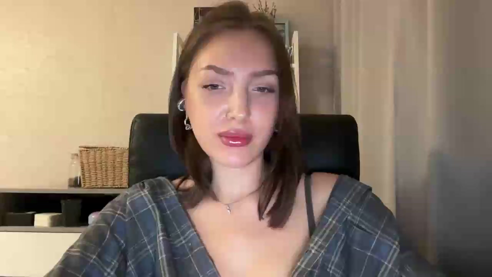 Gallery image thumbnail from Di_Pearl's myfreecams stream on, 07/16/2026, 22:07 image 1 of 20