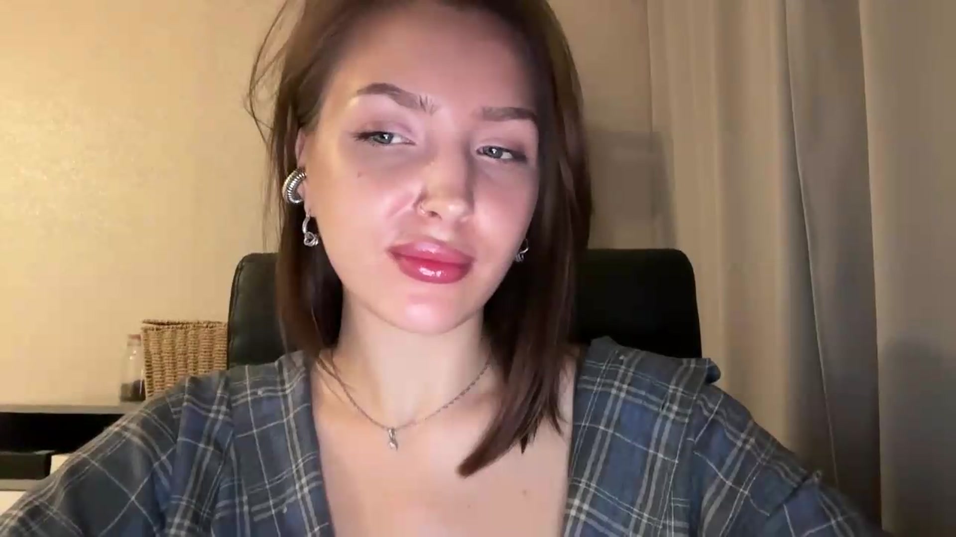 Gallery image thumbnail from Di_Pearl's myfreecams stream on, 07/16/2026, 22:07 image 18 of 20