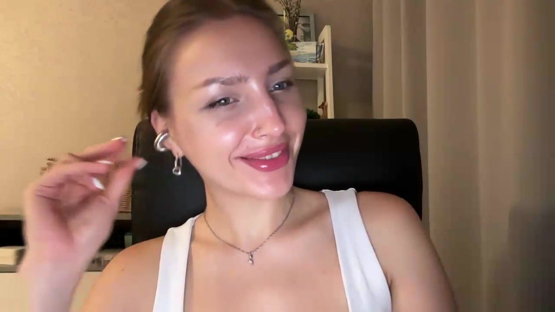 Gallery image thumbnail from Di_Pearl's myfreecams stream on, 07/18/2026, 21:04 image 14 of 20