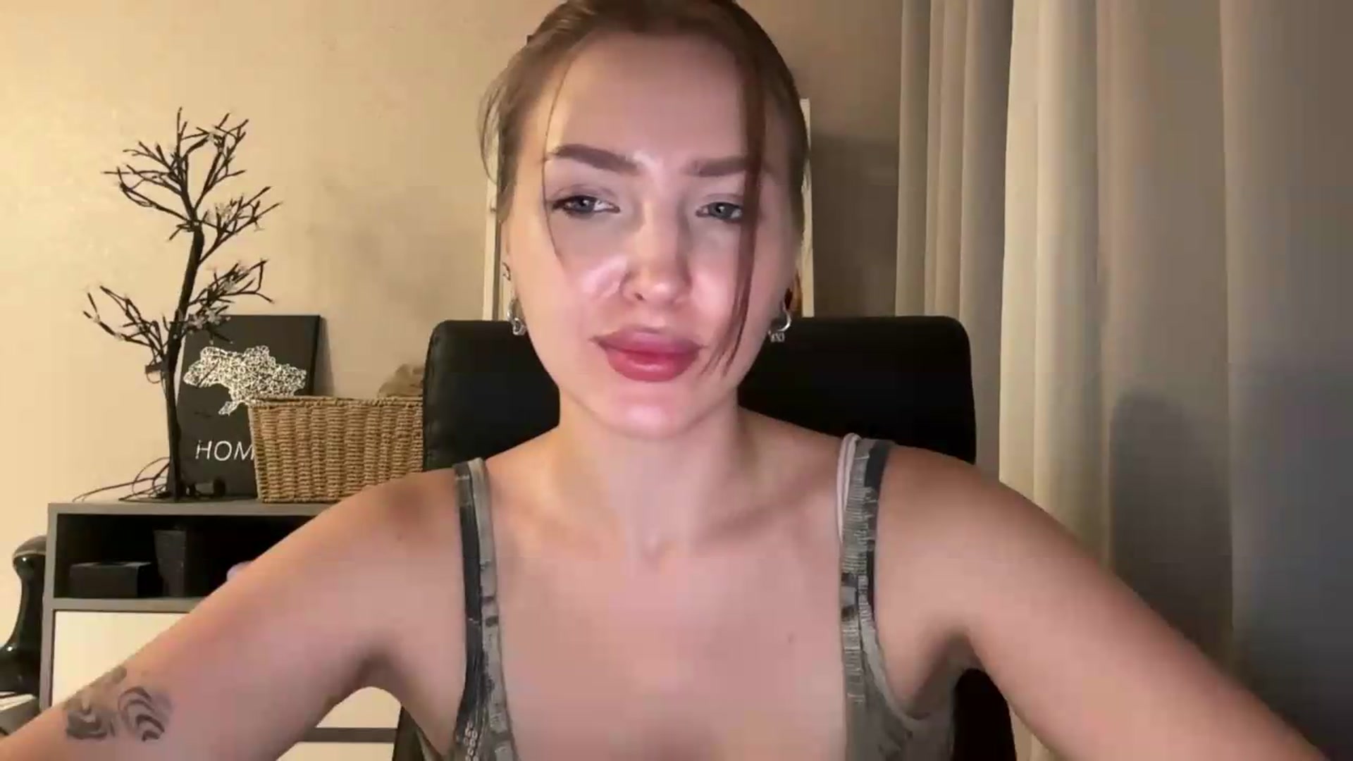 Gallery image thumbnail from Di_Pearl's myfreecams stream on, 08/05/2026, 22:02 image 12 of 20