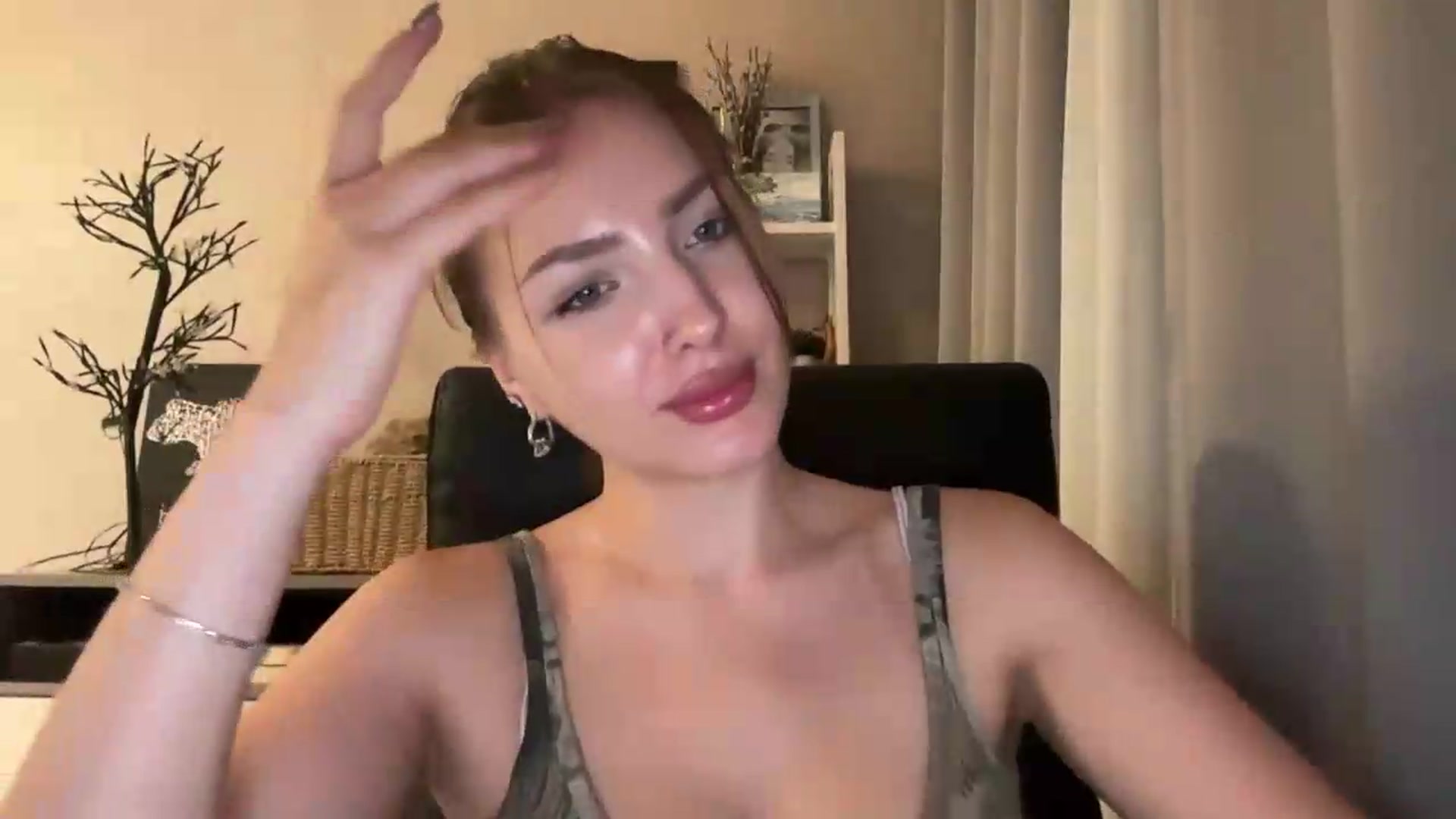 Gallery image thumbnail from Di_Pearl's myfreecams stream on, 08/05/2026, 22:02 image 17 of 20