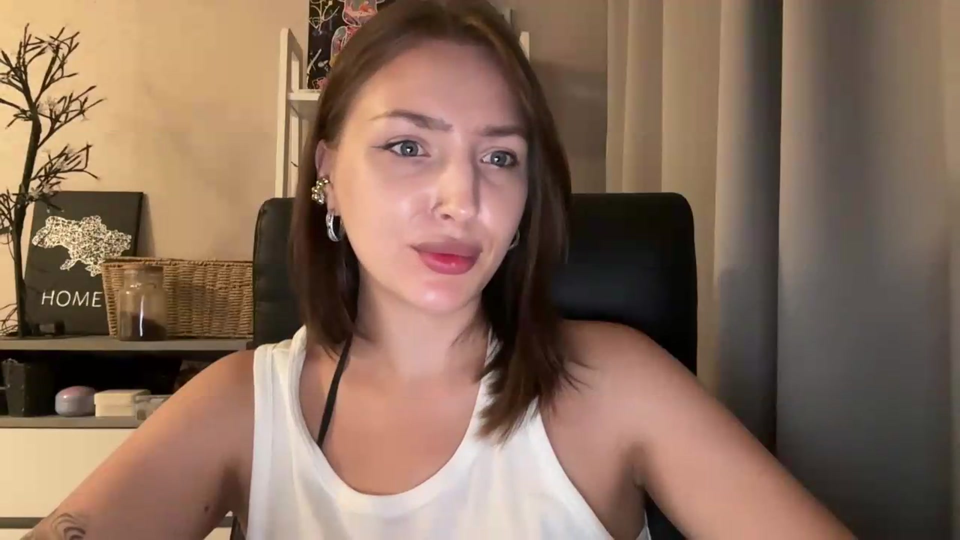 Gallery image thumbnail from Di_Pearl's myfreecams stream on, 08/08/2026, 20:06 image 6 of 20