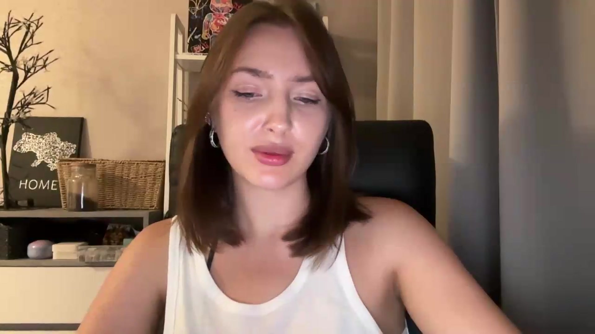 Gallery image thumbnail from Di_Pearl's myfreecams stream on, 08/08/2026, 20:06 image 3 of 20