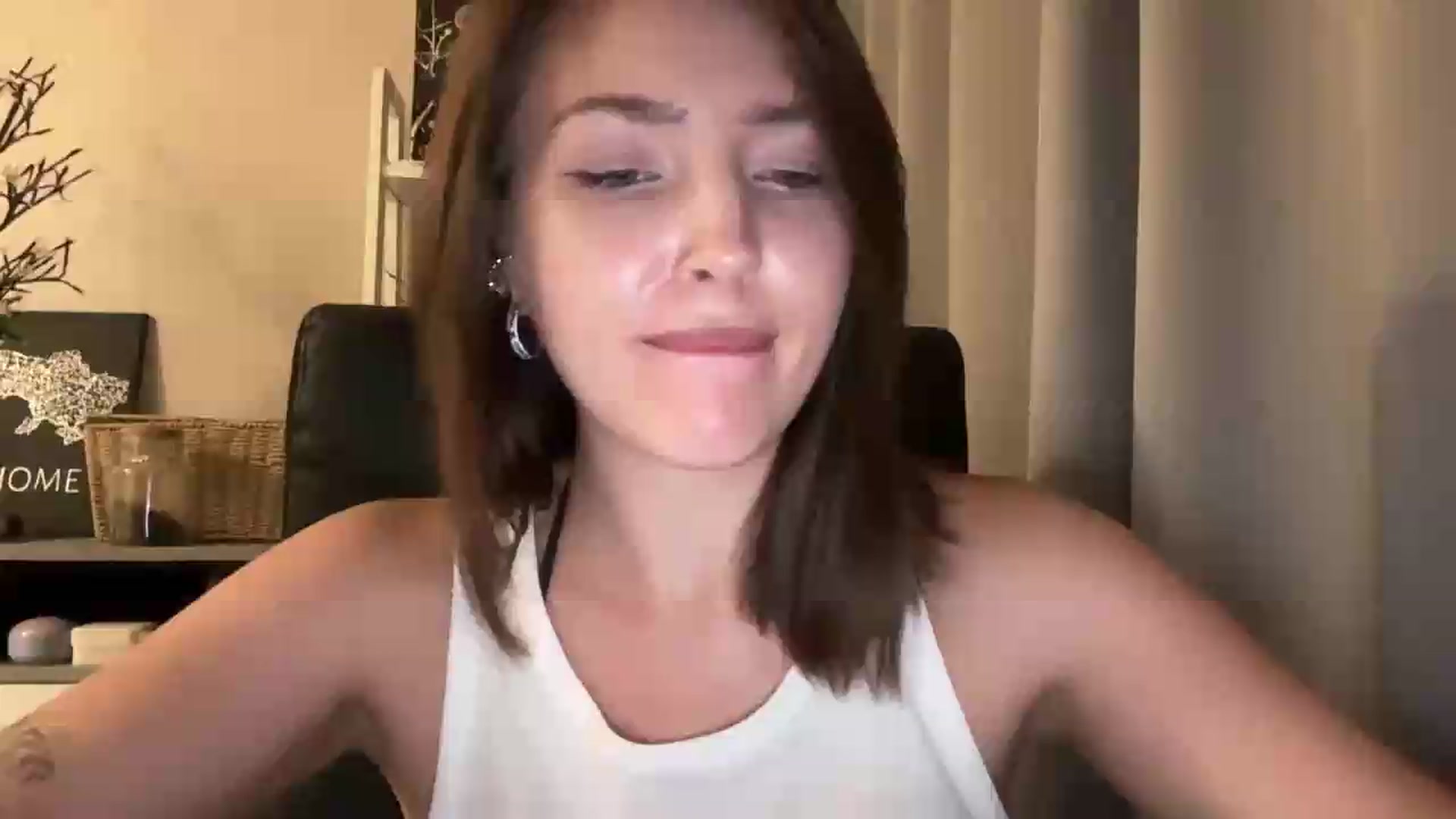Gallery image thumbnail from Di_Pearl's myfreecams stream on, 08/08/2026, 21:22 image 15 of 20