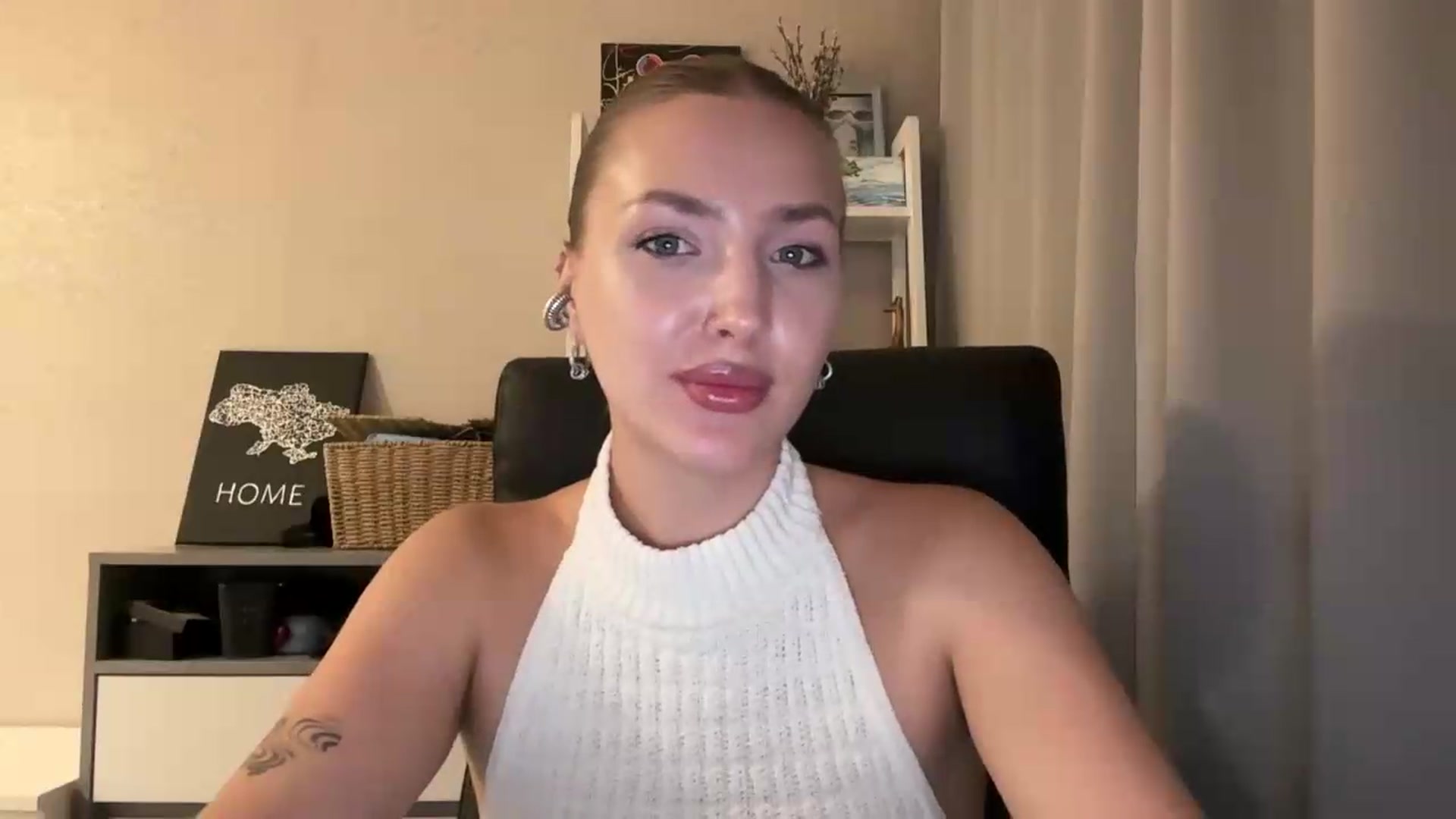 Gallery image thumbnail from Di_Pearl's myfreecams stream on, 08/14/2026, 19:38 image 7 of 20