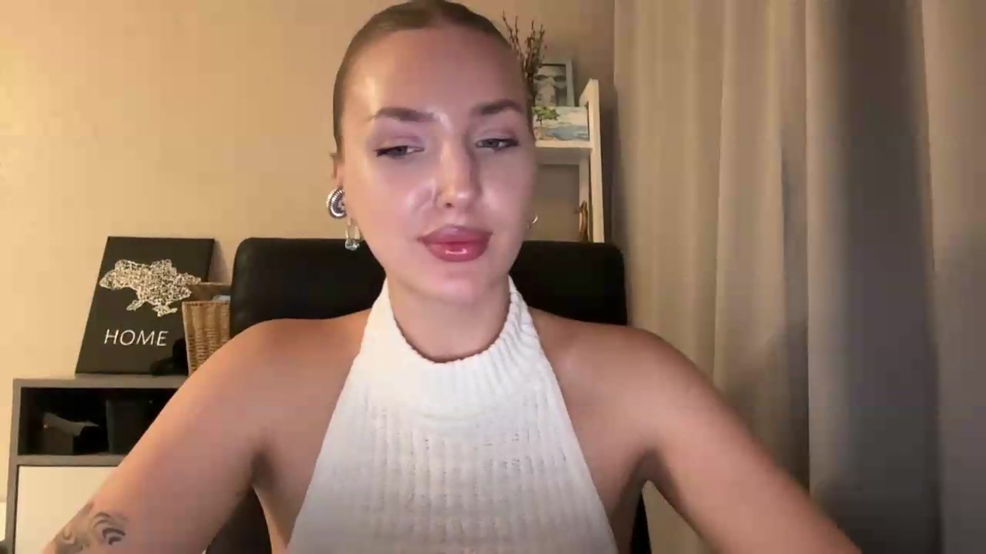 Gallery image thumbnail from Di_Pearl's myfreecams stream on, 08/14/2026, 19:38 image 18 of 20