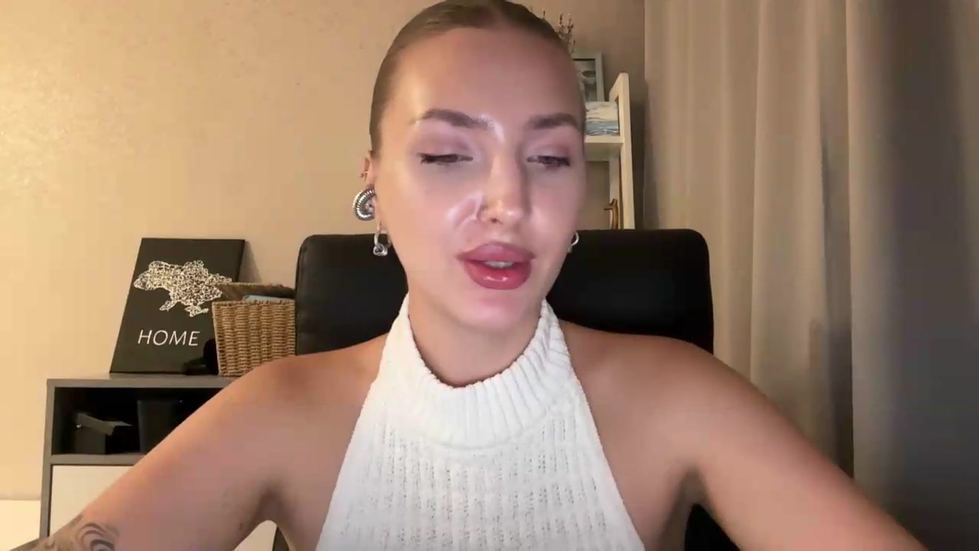 Gallery image thumbnail from Di_Pearl's myfreecams stream on, 08/14/2026, 20:01 image 16 of 20