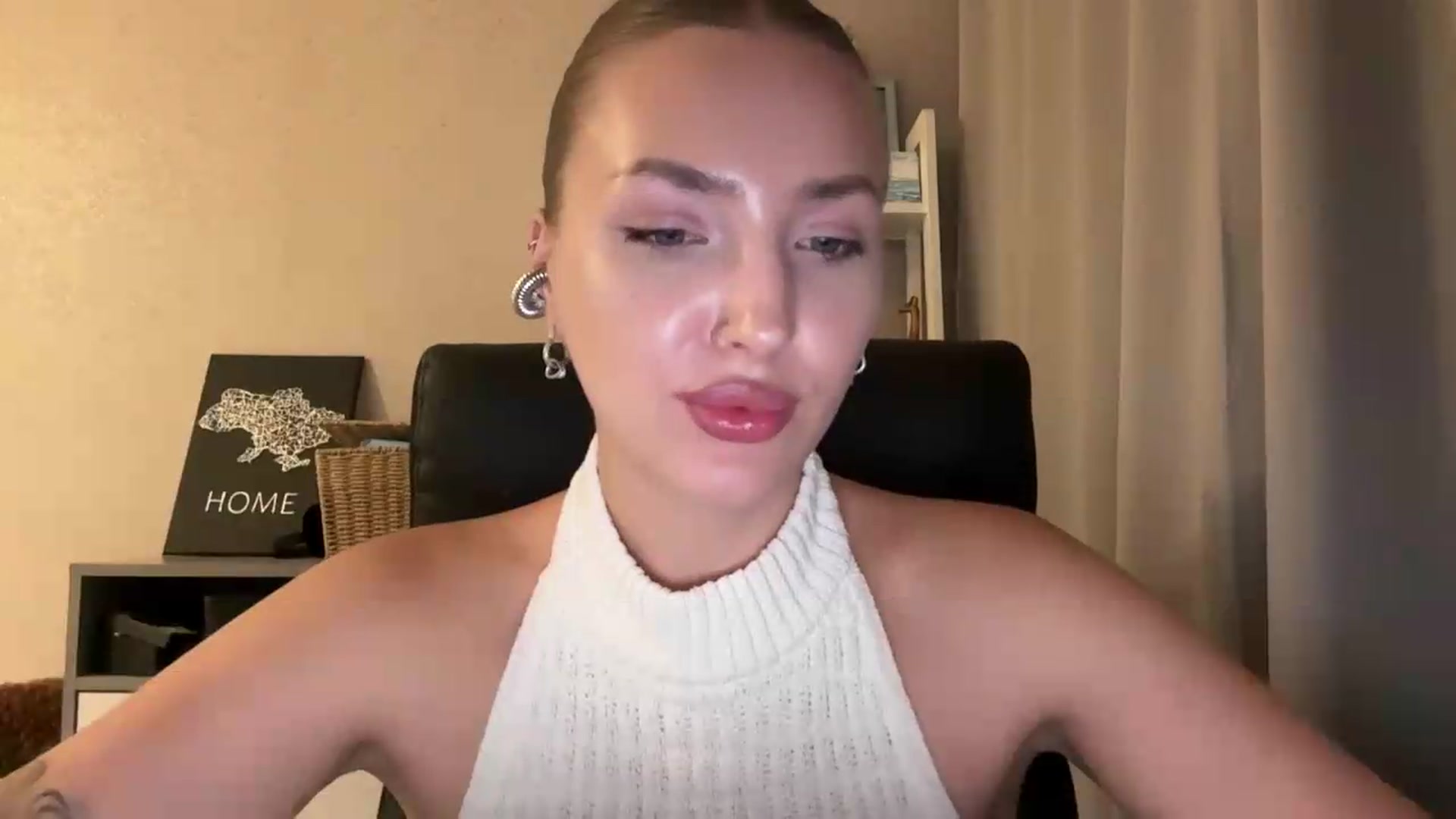 Gallery image thumbnail from Di_Pearl's myfreecams stream on, 08/14/2026, 20:01 image 10 of 20