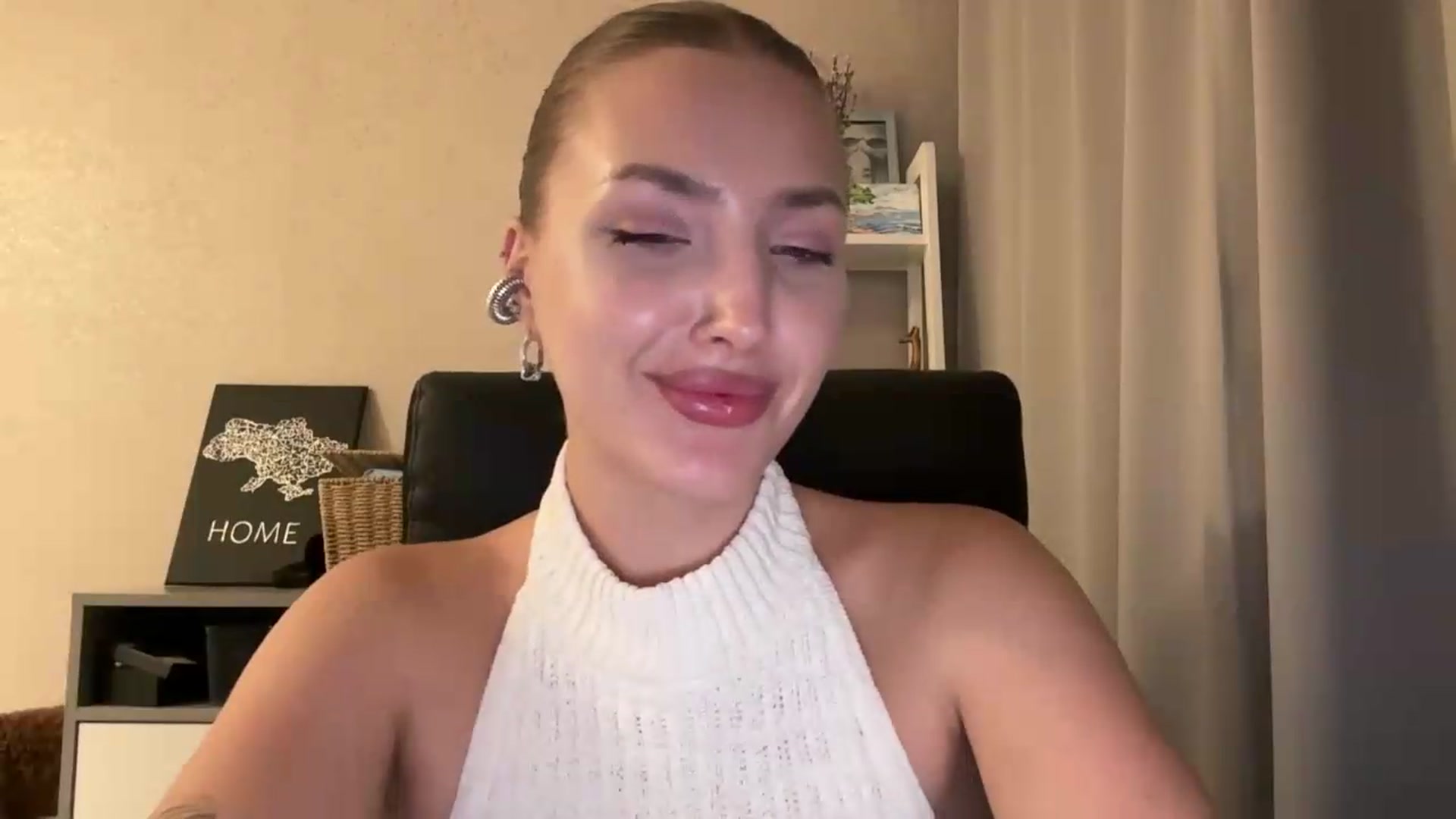 Gallery image thumbnail from Di_Pearl's myfreecams stream on, 08/14/2026, 20:01 image 7 of 20