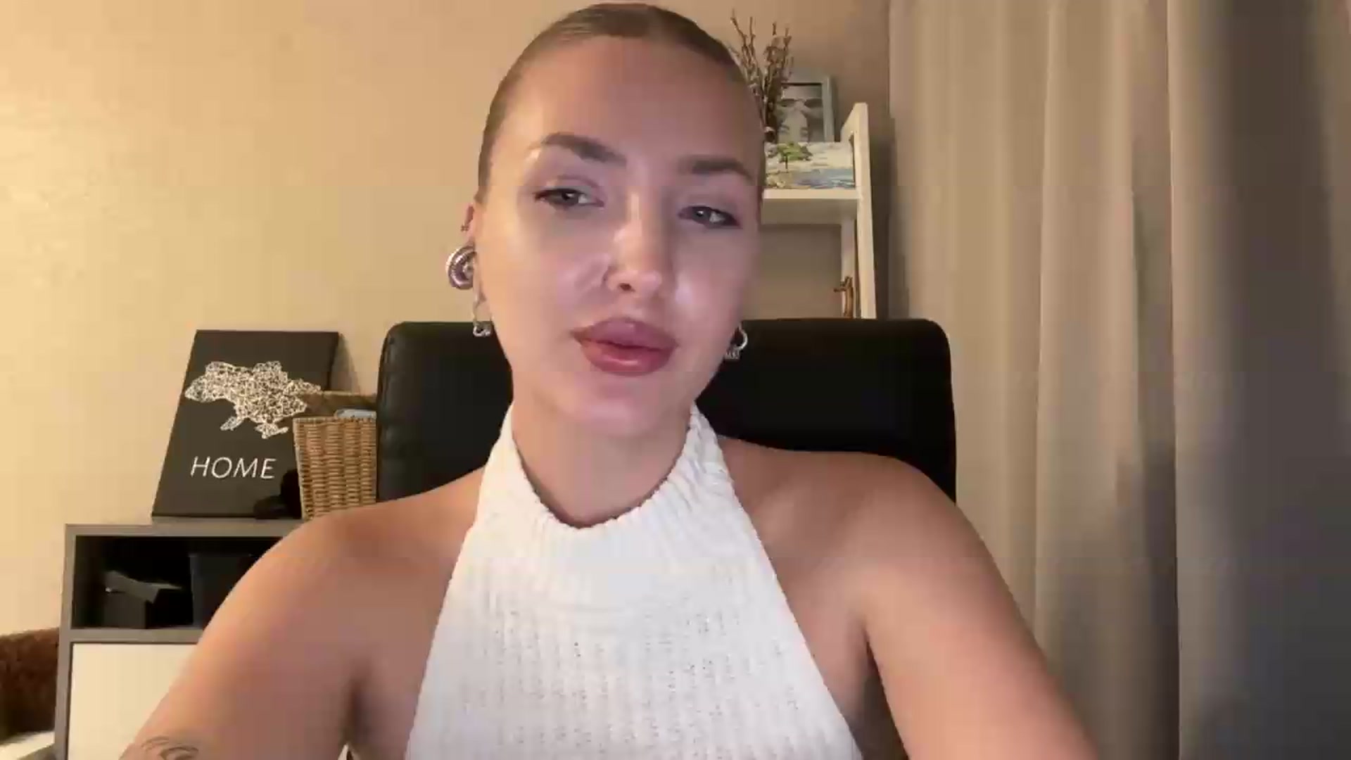 Gallery image thumbnail from Di_Pearl's myfreecams stream on, 08/14/2026, 20:01 image 8 of 20