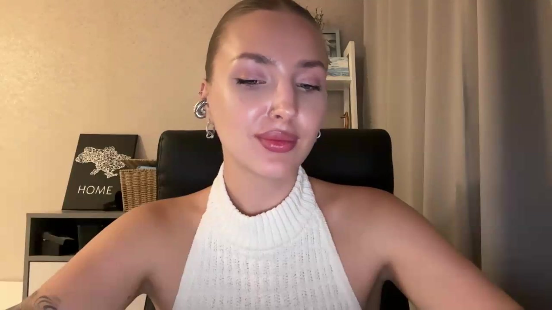 Gallery image thumbnail from Di_Pearl's myfreecams stream on, 08/14/2026, 20:01 image 13 of 20
