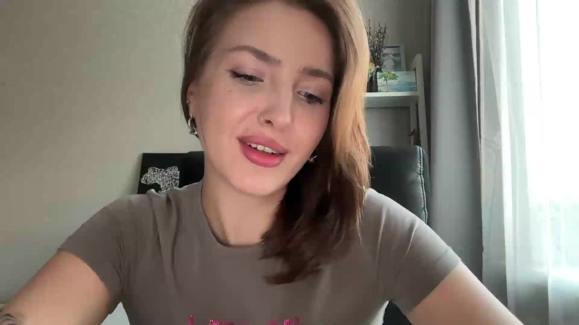 Gallery image thumbnail from Di_Pearl's myfreecams stream on, 08/19/2026, 15:49 image 17 of 20