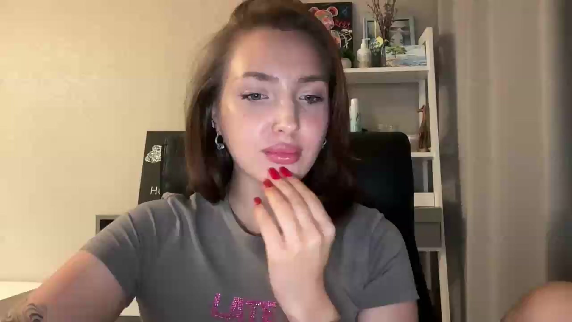 Gallery image thumbnail from Di_Pearl's myfreecams stream on, 08/19/2026, 22:37 image 17 of 20