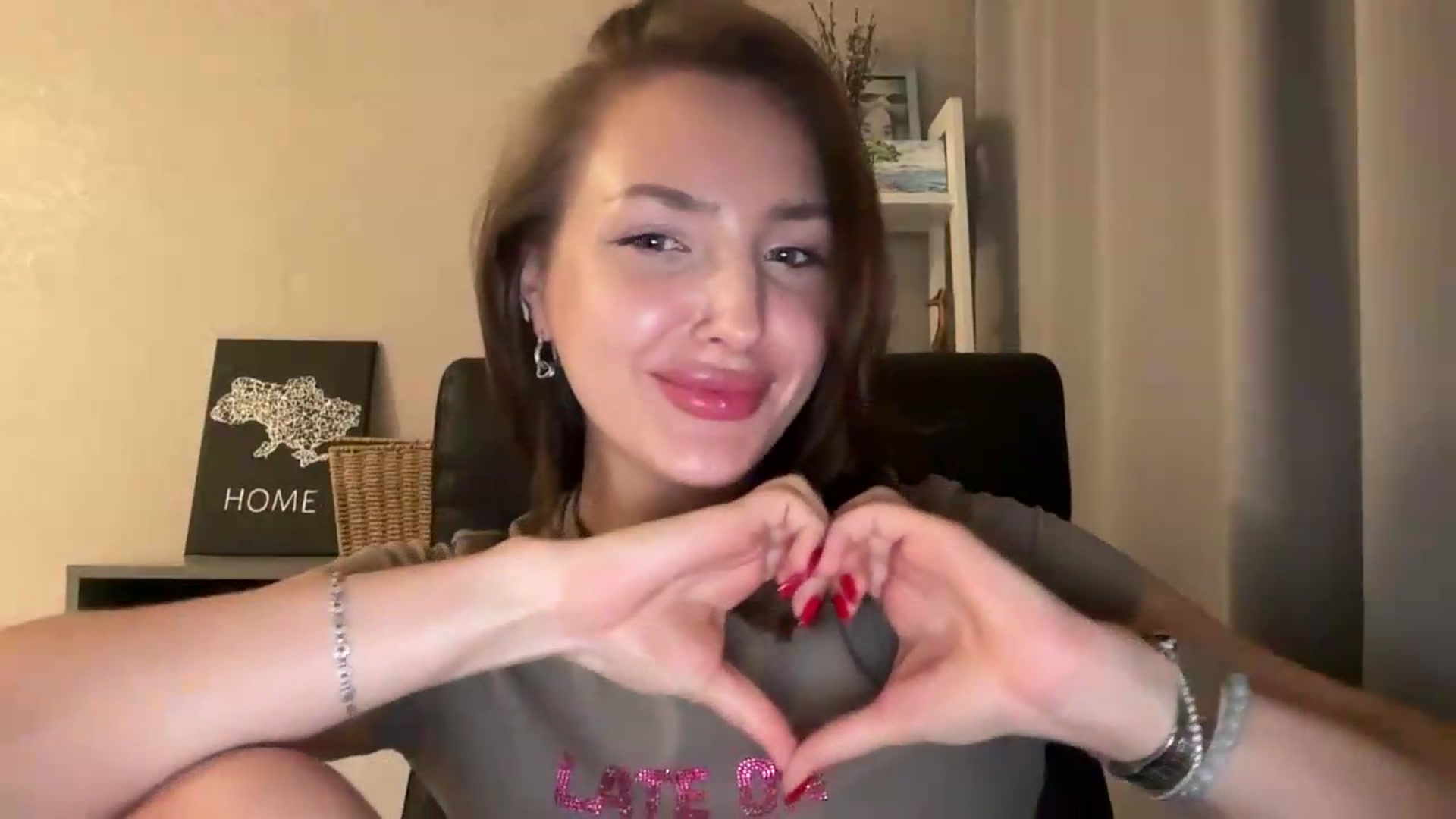 Gallery image thumbnail from Di_Pearl's myfreecams stream on, 08/19/2026, 22:37 image 15 of 20