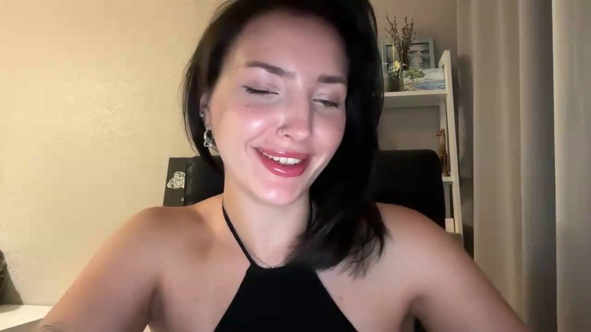 Gallery image thumbnail from Di_Pearl's myfreecams stream on, 08/21/2026, 19:47 image 8 of 20