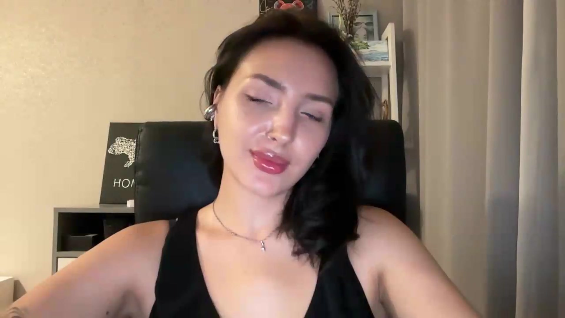 Gallery image thumbnail from Di_Pearl's myfreecams stream on, 08/22/2026, 20:35 image 5 of 20