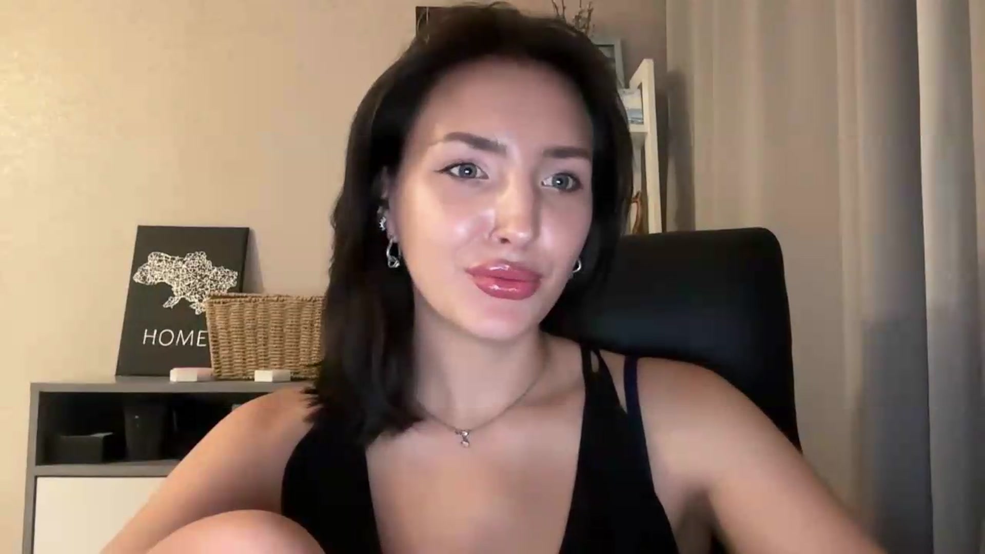 Gallery image thumbnail from Di_Pearl's myfreecams stream on, 08/22/2026, 22:08 image 5 of 20