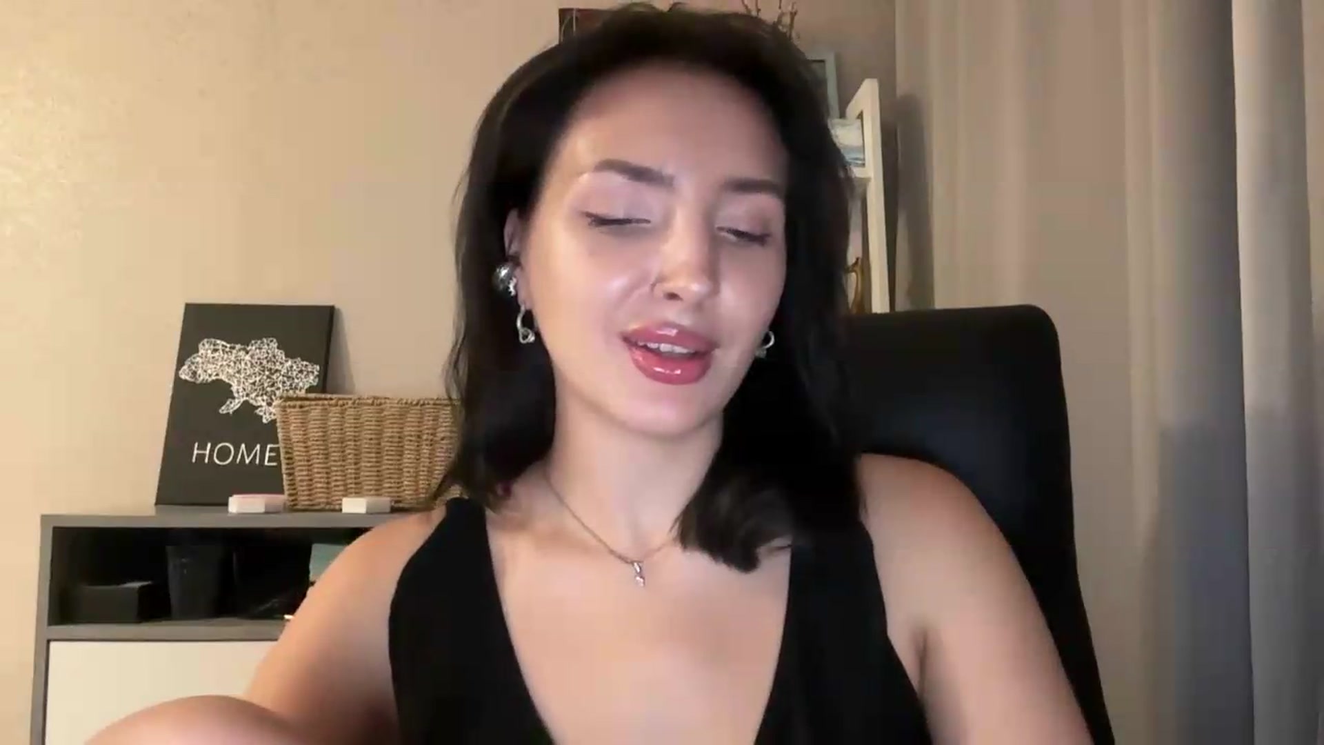 Gallery image thumbnail from Di_Pearl's myfreecams stream on, 08/22/2026, 22:08 image 3 of 20