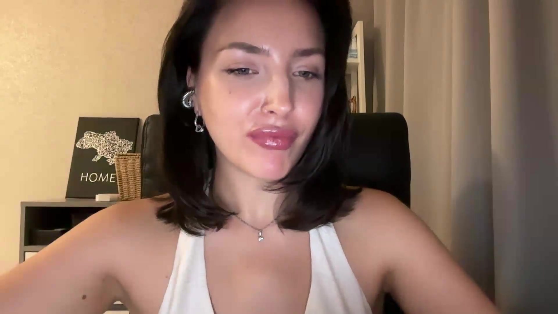 Gallery image thumbnail from Di_Pearl's myfreecams stream on, 08/23/2026, 22:05 image 12 of 20