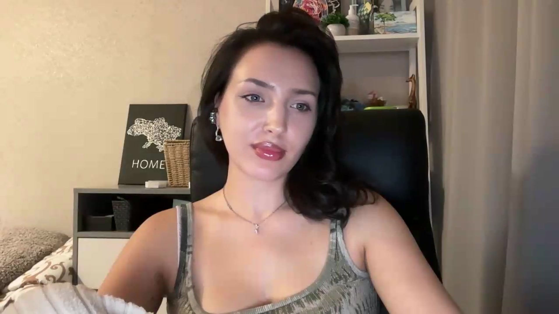 Gallery image thumbnail from Di_Pearl's myfreecams stream on, 08/27/2026, 21:13 image 18 of 20