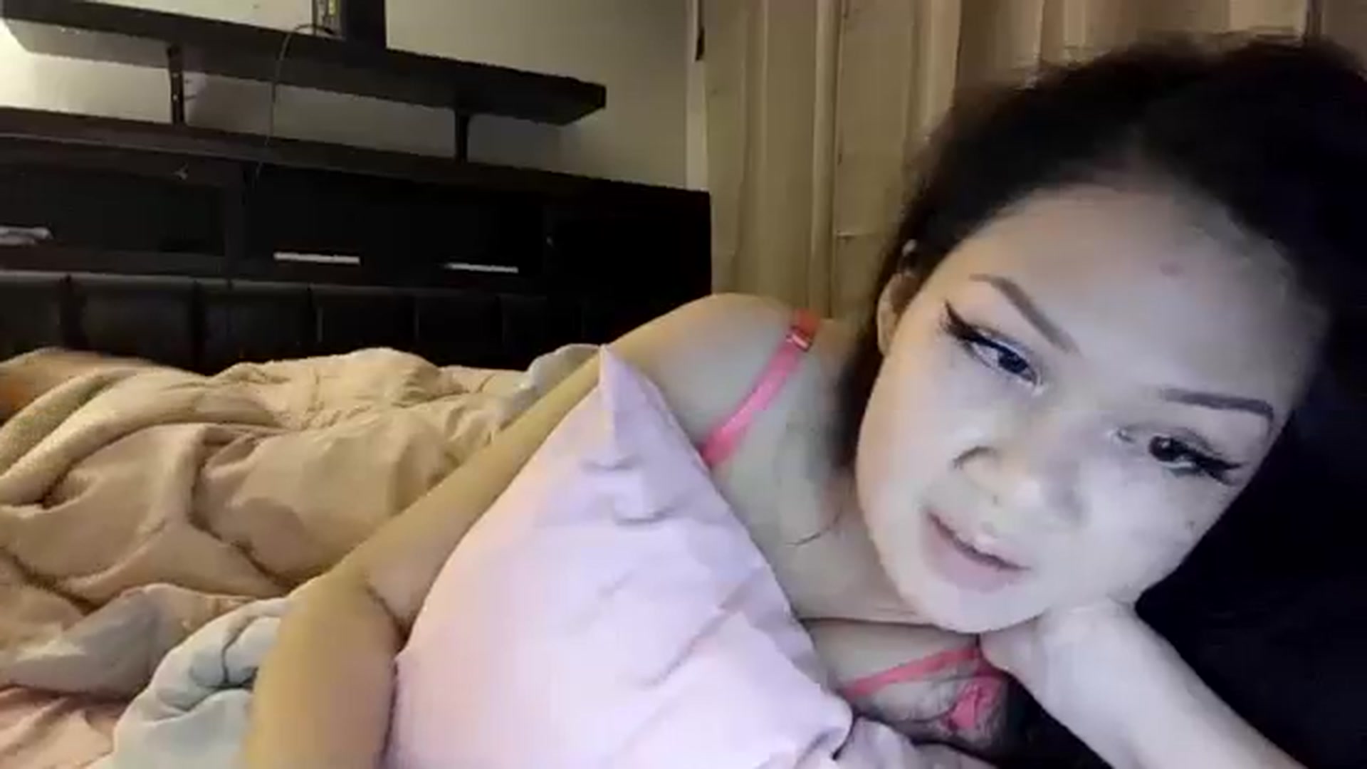 Gallery image thumbnail from Dialin_'s myfreecams stream on, 06/06/2025, 03:31 image 16 of 20