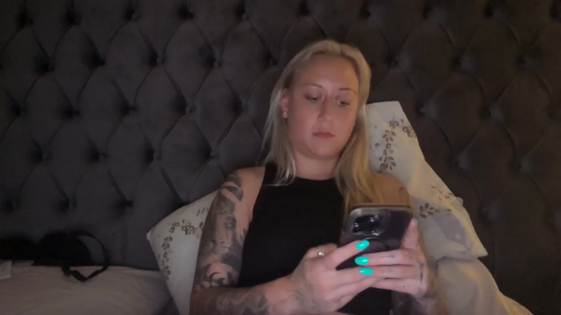 Gallery image thumbnail from DiamondXOXO's myfreecams stream on, 06/17/2024, 14:46 image 5 of 20