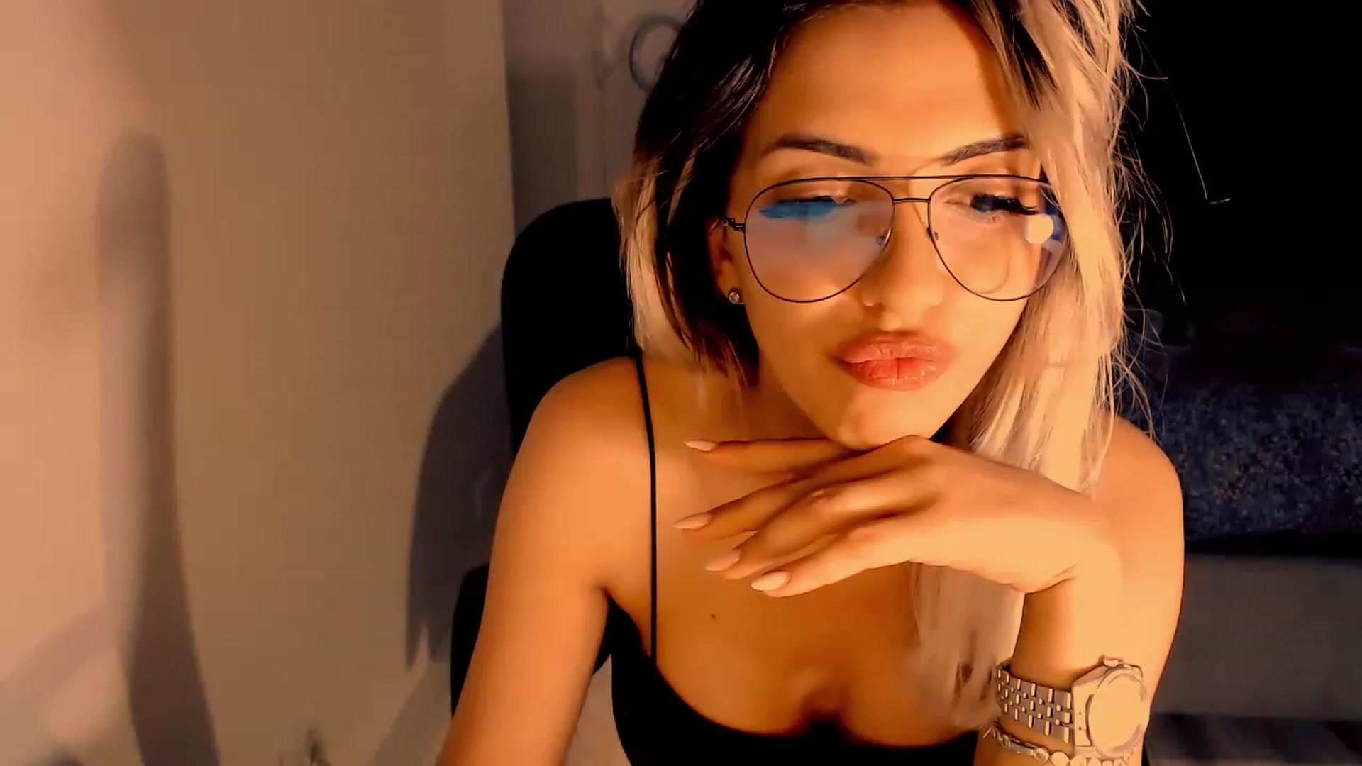 Gallery image thumbnail from Diamondblack5's myfreecams stream on, 06/22/2023, 23:46 image 17 of 20