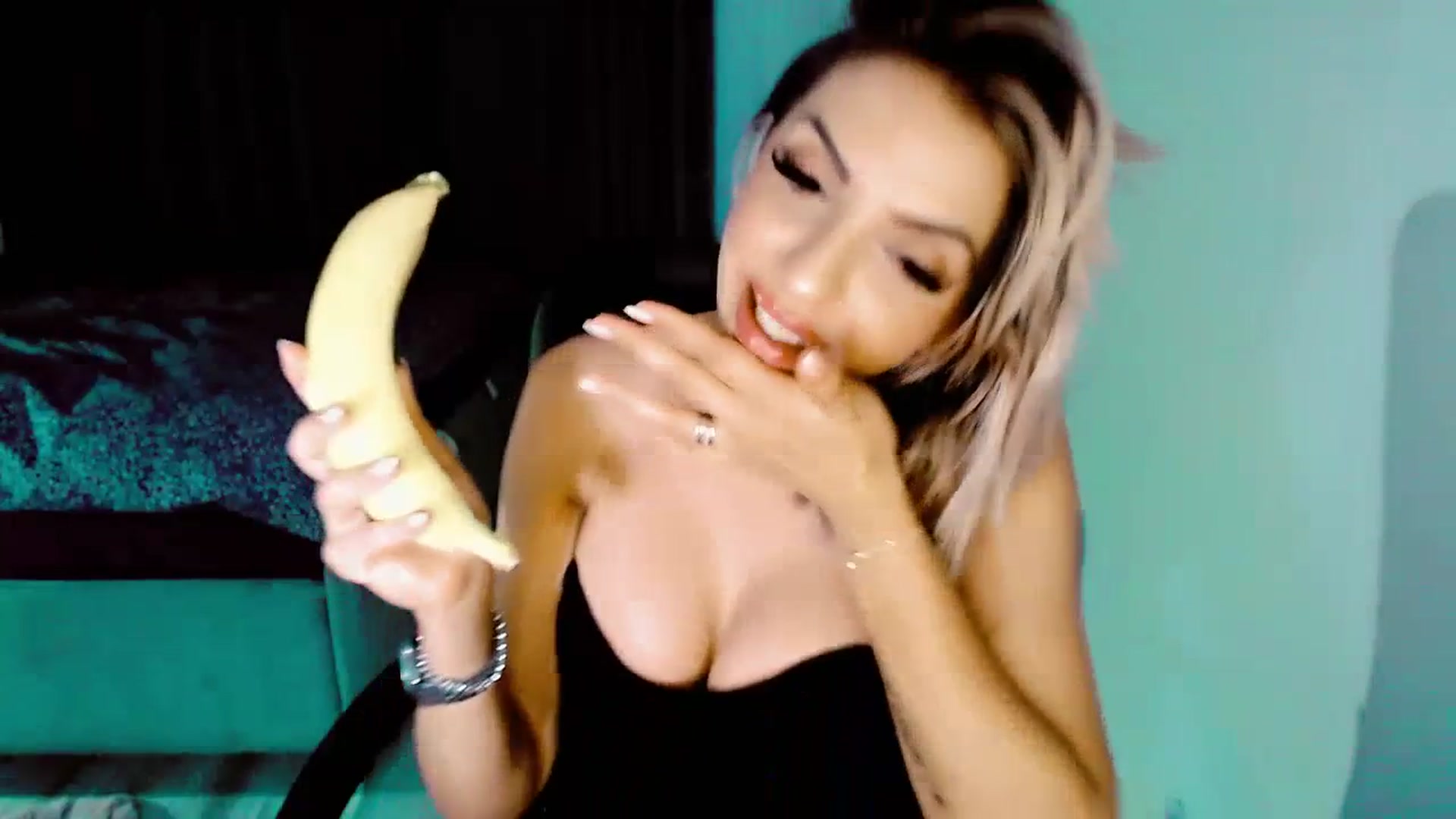 Gallery image thumbnail from Diamondblack5's myfreecams stream on, 07/01/2023, 23:07 image 3 of 20
