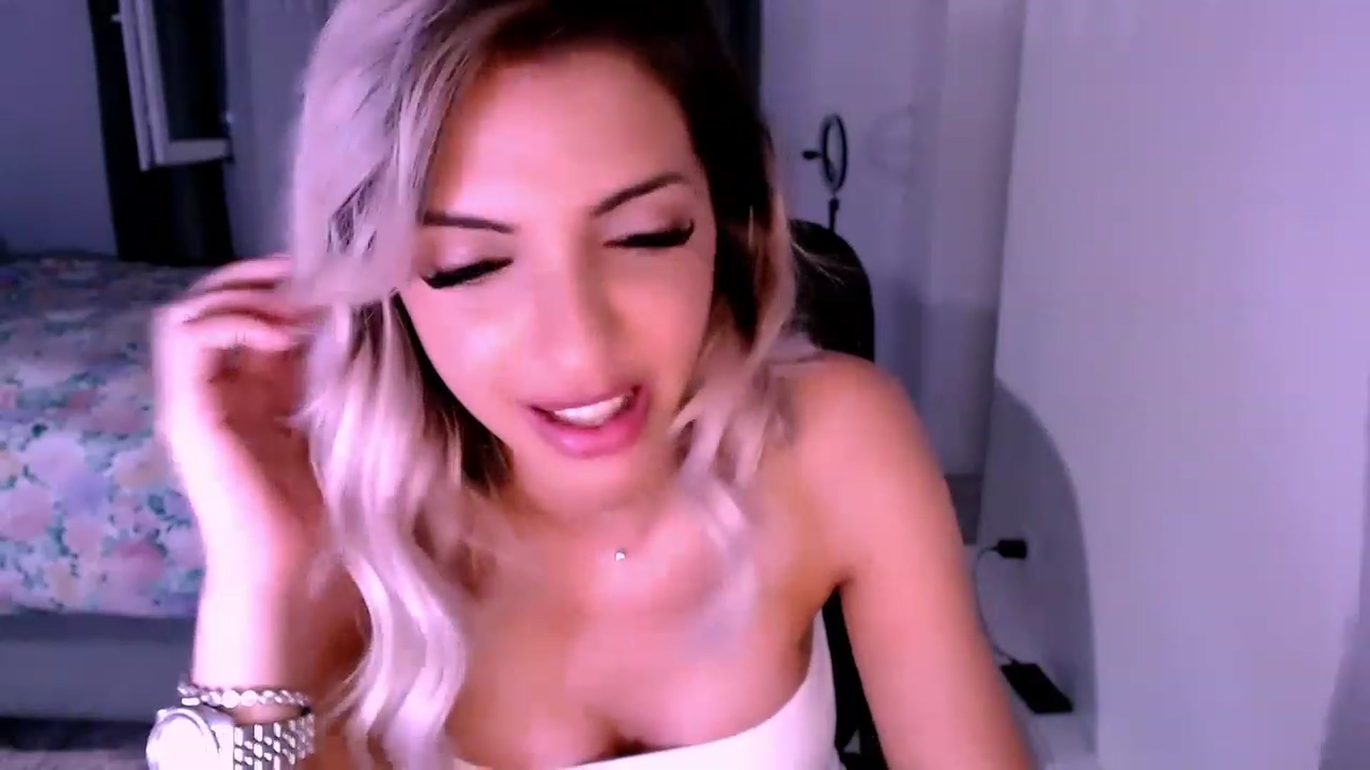 Gallery image thumbnail from Diamondblack5's myfreecams stream on, 07/07/2023, 24:40 image 18 of 20