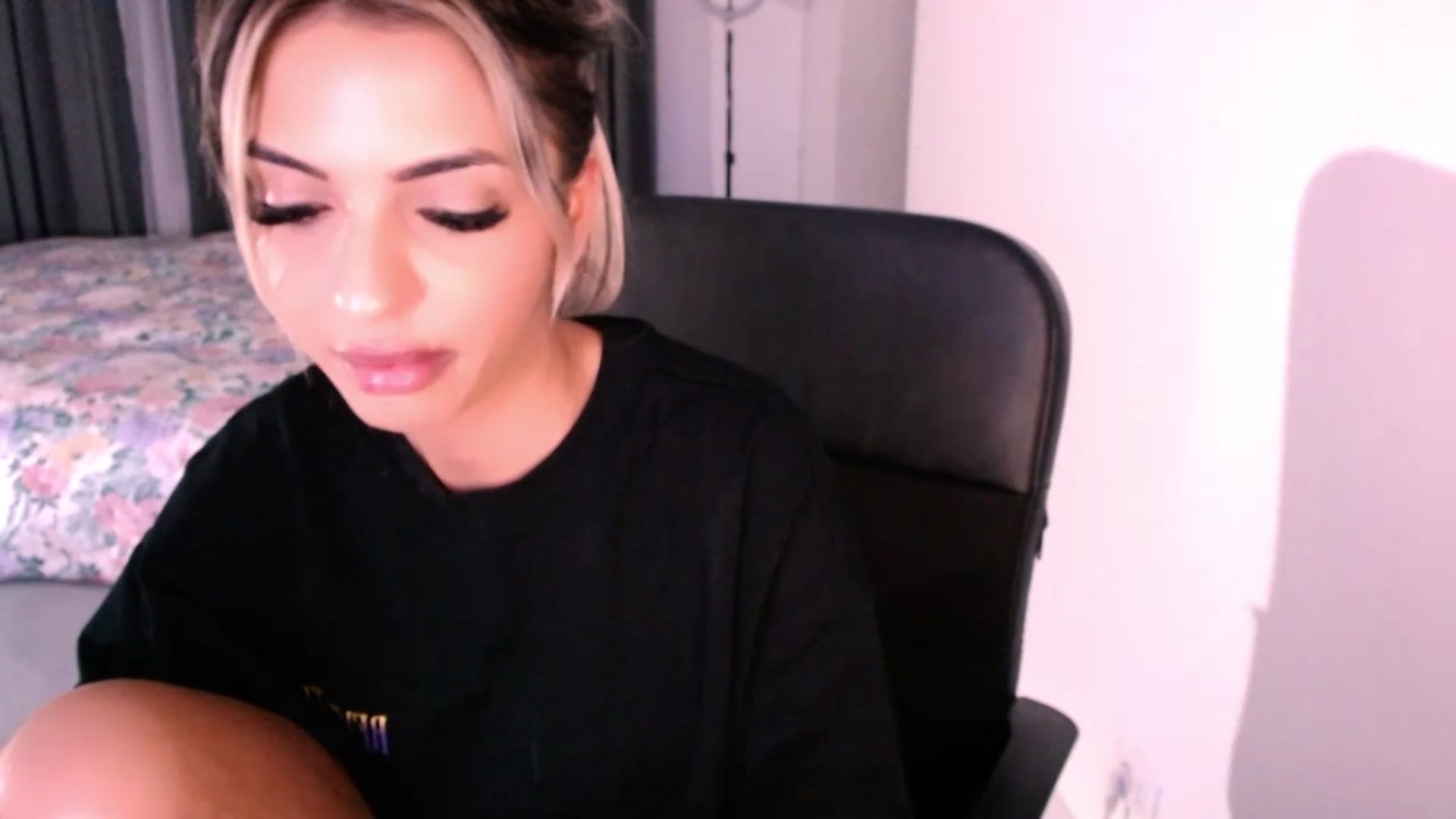 Gallery image thumbnail from Diamondblack5's myfreecams stream on, 07/14/2023, 24:45 image 12 of 20