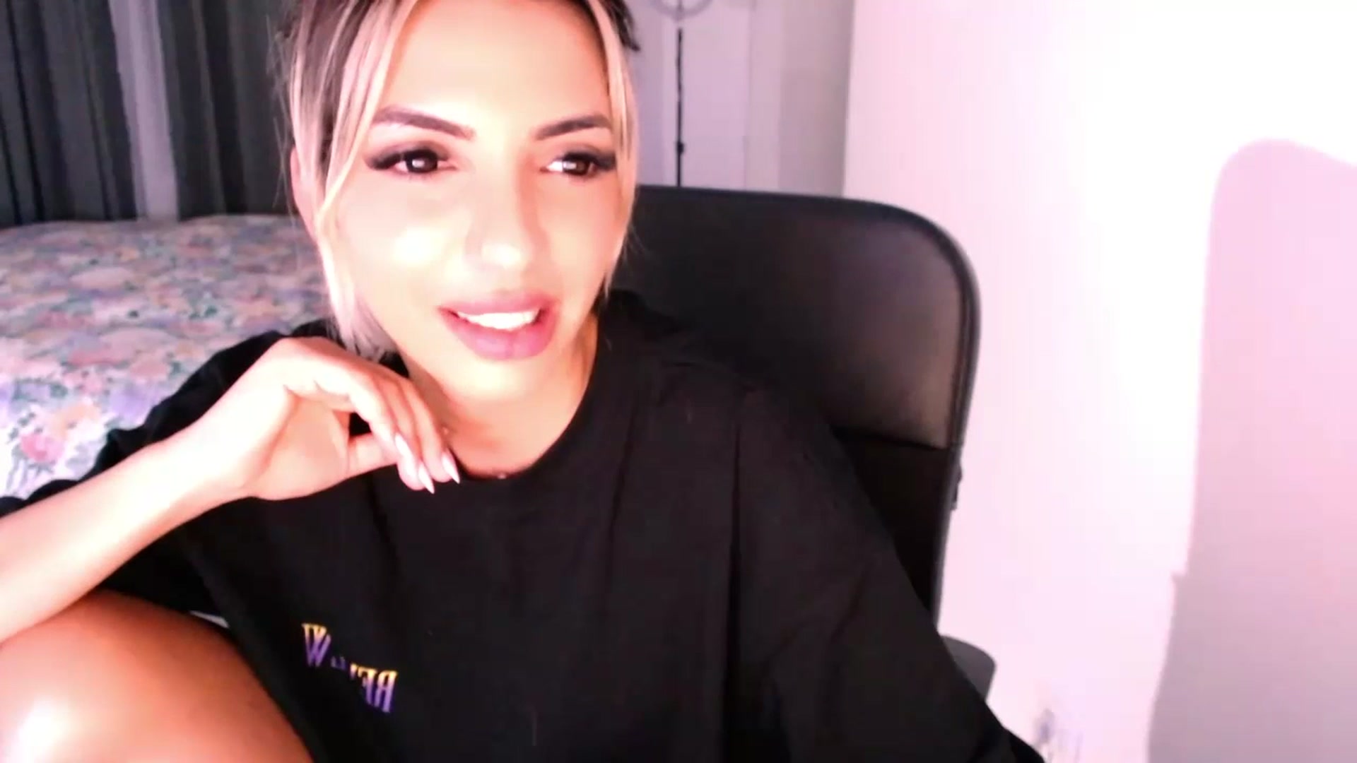 Gallery image thumbnail from Diamondblack5's myfreecams stream on, 07/14/2023, 24:45 image 8 of 20