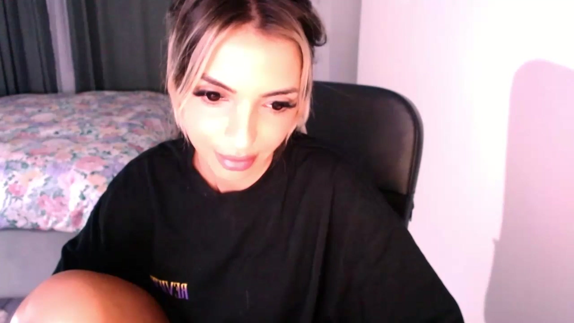 Gallery image thumbnail from Diamondblack5's myfreecams stream on, 07/14/2023, 24:45 image 10 of 20