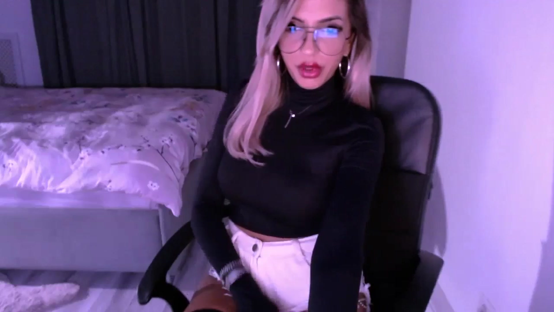 Gallery image thumbnail from Diamondblack5's myfreecams stream on, 08/03/2023, 02:49 image 15 of 20