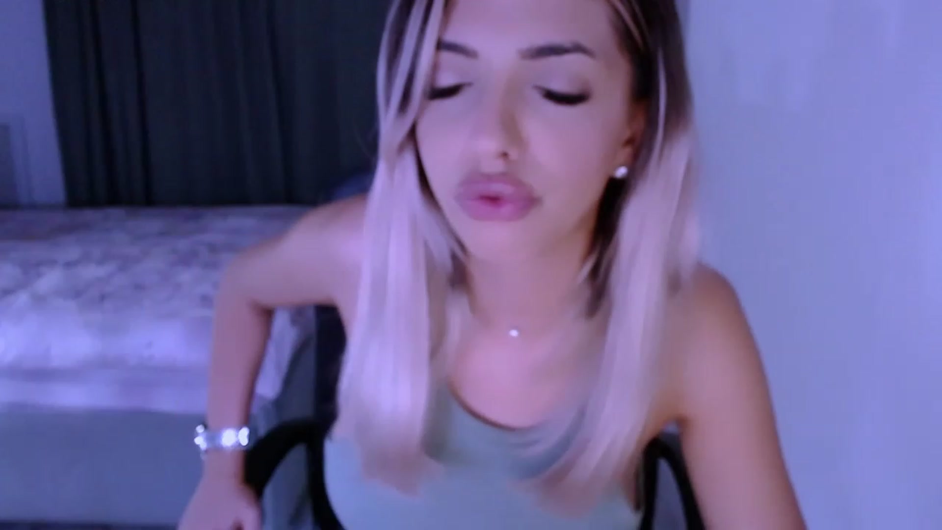 Gallery image thumbnail from Diamondblack5's myfreecams stream on, 08/05/2023, 24:29 image 17 of 20