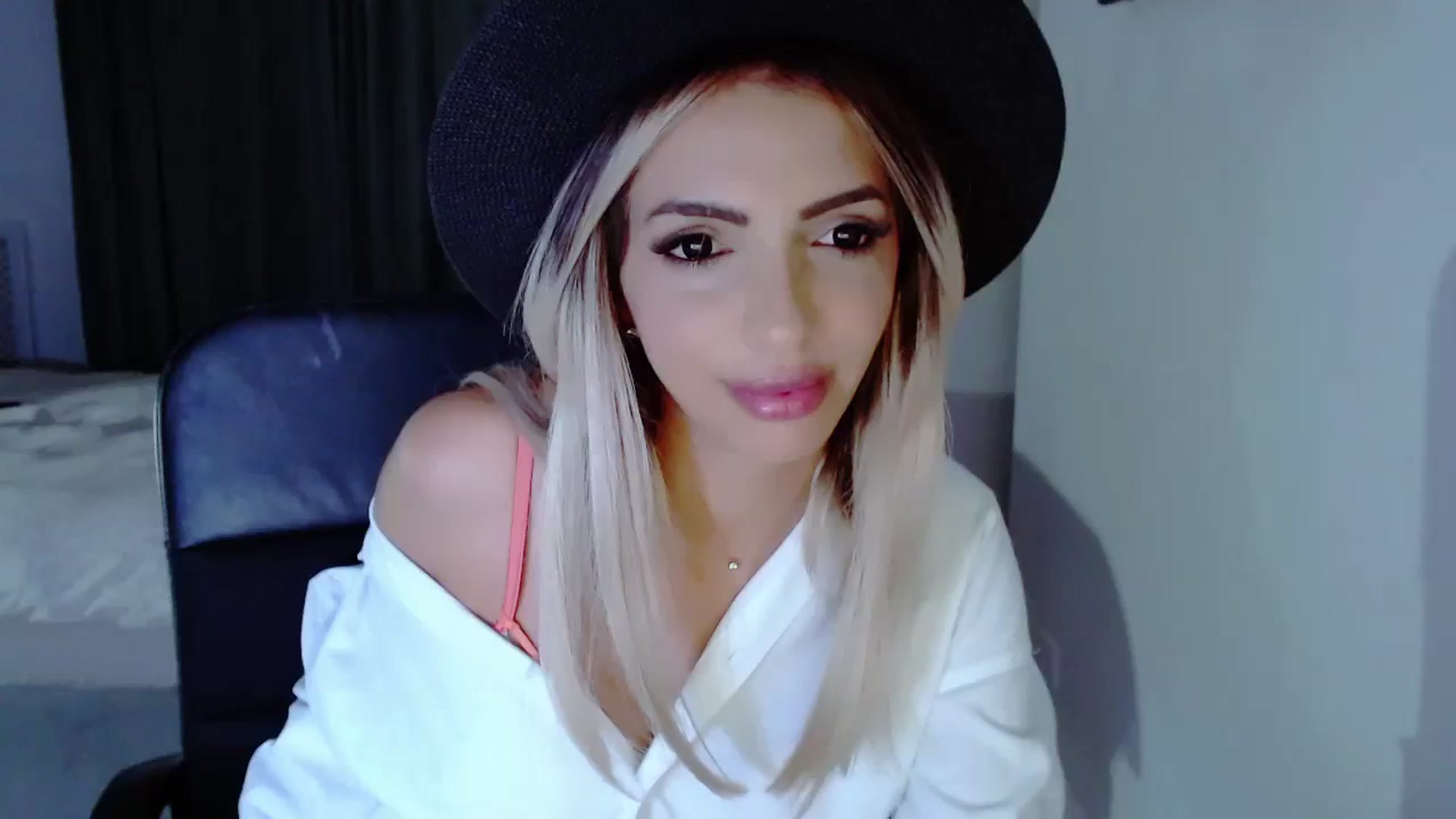 Gallery image thumbnail from Diamondblack5's myfreecams stream on, 08/13/2023, 23:31 image 15 of 20