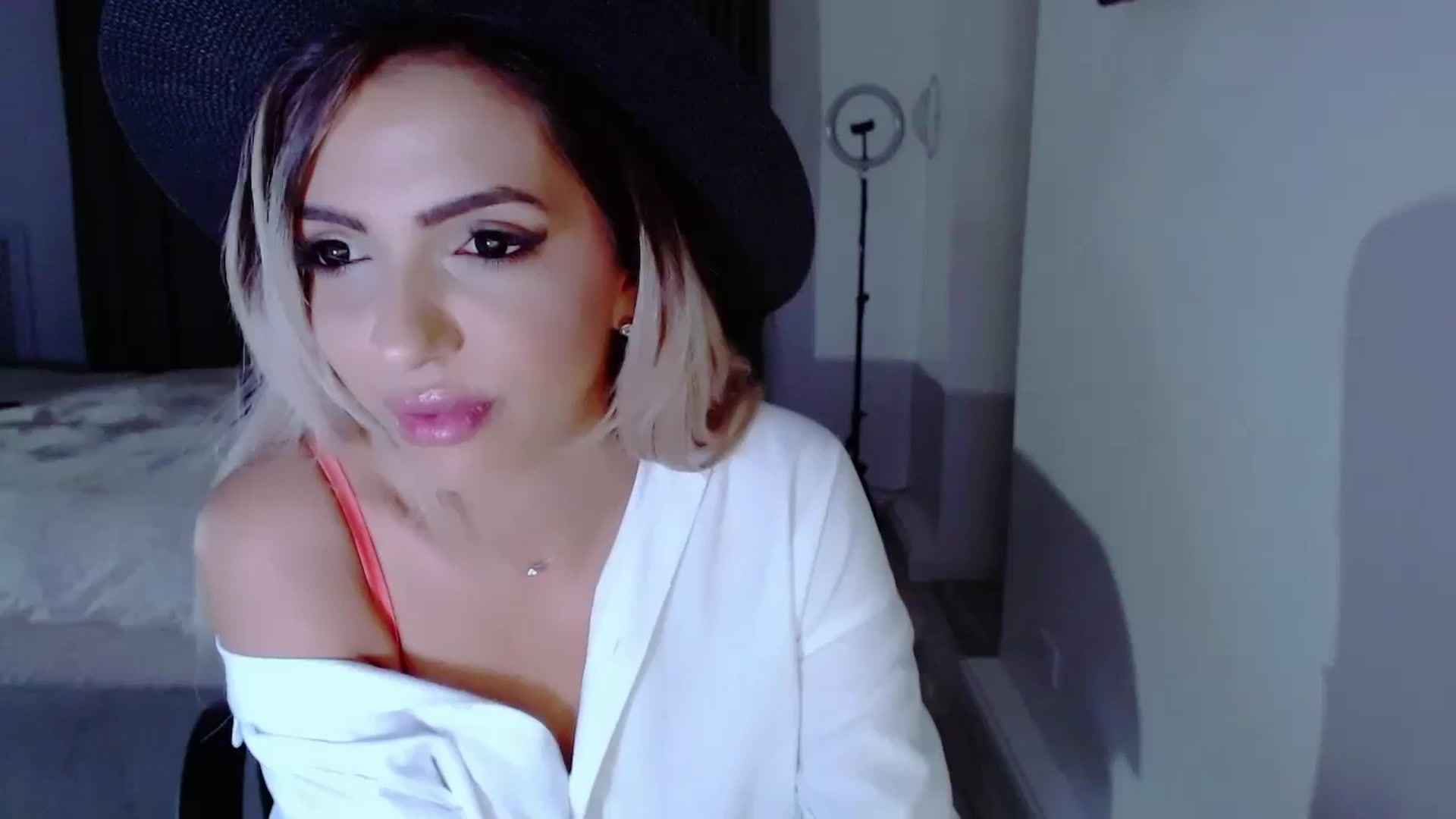 Gallery image thumbnail from Diamondblack5's myfreecams stream on, 08/13/2023, 23:31 image 1 of 20