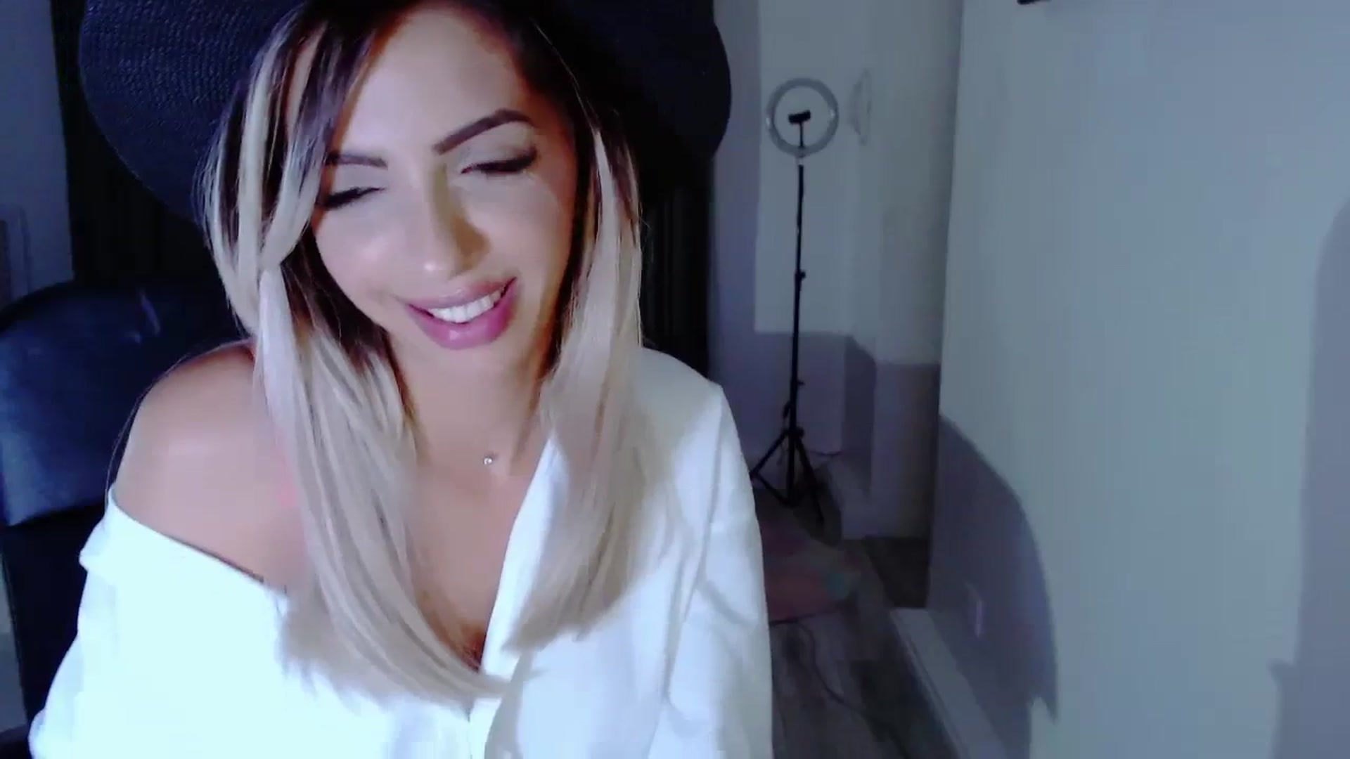 Gallery image thumbnail from Diamondblack5's myfreecams stream on, 08/13/2023, 23:31 image 13 of 20
